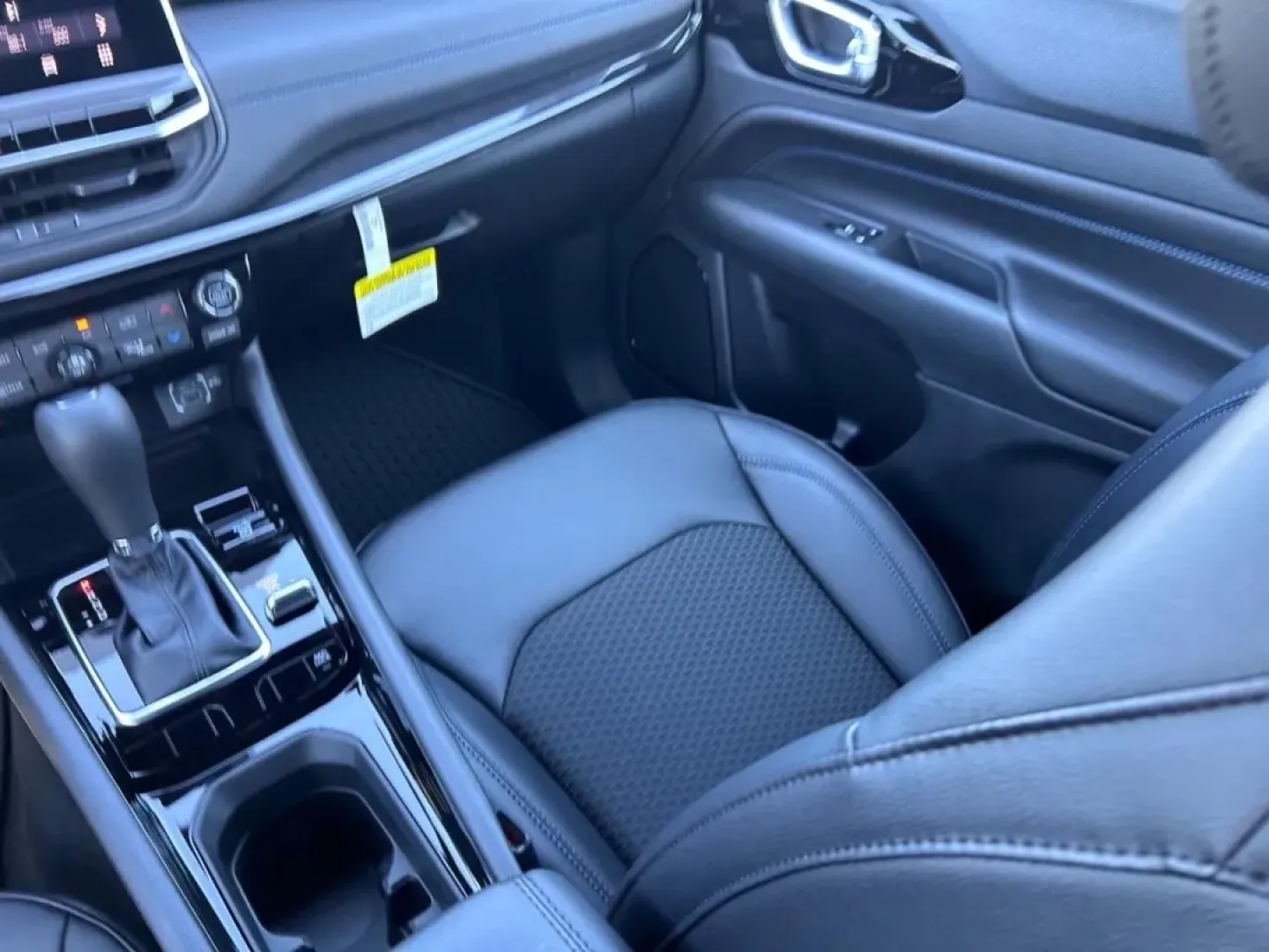 2026 /Black Leather Trimmed Jeep Compass Latitude (3C4NJDBN5TT) with an 2.0L engine, located at 970 Woodlawn Dr., Farmington, MO, 63640, (573) 431-7800, 37.825642, -90.468674 - **Adventure Awaits with the 2026 Jeep Compass Latitude Your Ideal SUV for Every Journey!**<br /> <br /> Are you ready to elevate your driving experience? Whether you're navigating the bustling streets of Farmington or embarking on a weekend getaway to the beautiful Ozark National Scenic Riverways, - Photo#17