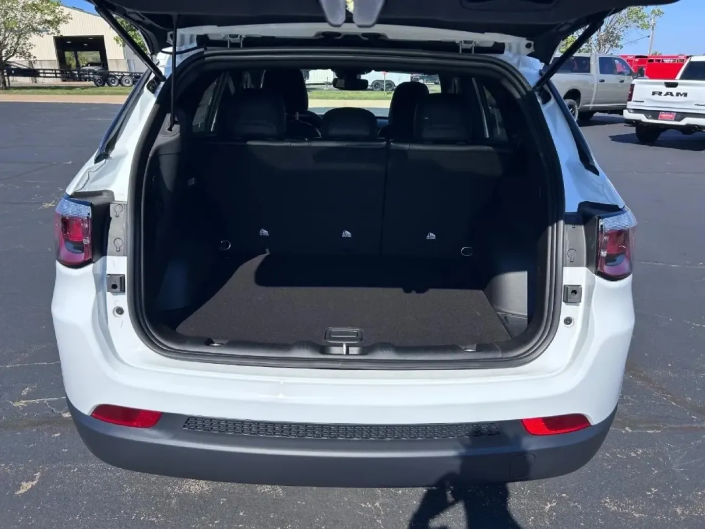 2026 /Black Leather Trimmed Jeep Compass Latitude (3C4NJDBN5TT) with an 2.0L engine, located at 970 Woodlawn Dr., Farmington, MO, 63640, (573) 431-7800, 37.825642, -90.468674 - **Adventure Awaits with the 2026 Jeep Compass Latitude Your Ideal SUV for Every Journey!**<br /> <br /> Are you ready to elevate your driving experience? Whether you're navigating the bustling streets of Farmington or embarking on a weekend getaway to the beautiful Ozark National Scenic Riverways, - Photo#4