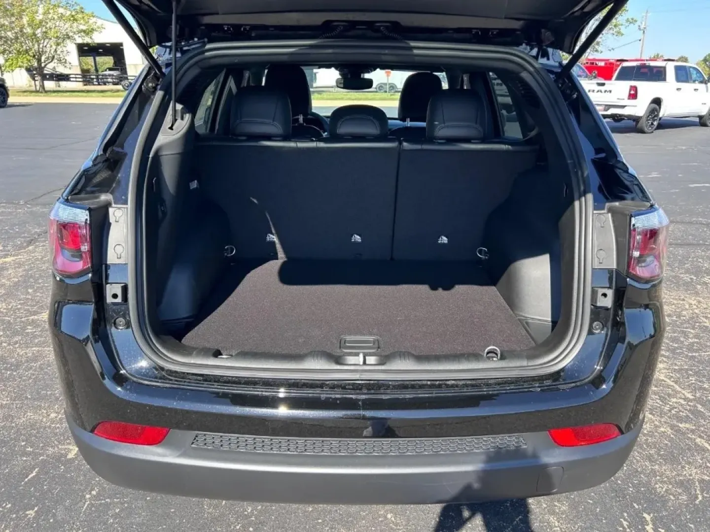 2026 /Black Leather Trimmed Jeep Compass Latitude (3C4NJDBN7TT) with an 2.0L engine, located at 970 Woodlawn Dr., Farmington, MO, 63640, (573) 431-7800, 37.825642, -90.468674 - **Discover Your Next Adventure with the 2026 Jeep Compass Latitude at Pettus CDJR Farmington!**<br /> <br /> Are you ready to elevate your lifestyle with a vehicle that perfectly blends comfort, style, and capability? The 2026 Jeep Compass Latitude is here to inspire your next journey, whether it's - Photo#4