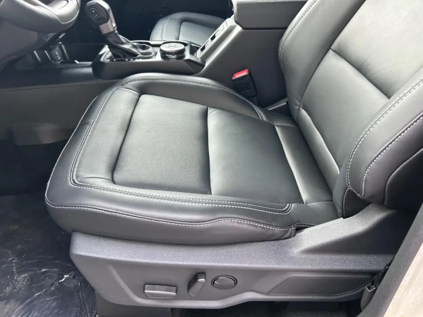 2025 /Black Onyx Leather Ford Bronco Outer Banks (1FMEE8BP4SL) with an 2.7L V6 engine, Automatic transmission, located at 141 Commercial Dr, Fredericktown, MO, 63645, (573) 783-6432, 37.570087, -90.320648 - Are you ready to embark on your next adventure? Imagine cruising through the scenic landscapes of Fredericktown, MO, in a vehicle designed for both comfort and rugged exploration. The 2025 Ford Bronco Outer Banks is not just an SUV; it's your perfect companion for weekend getaways, off-road escapade - Photo#18