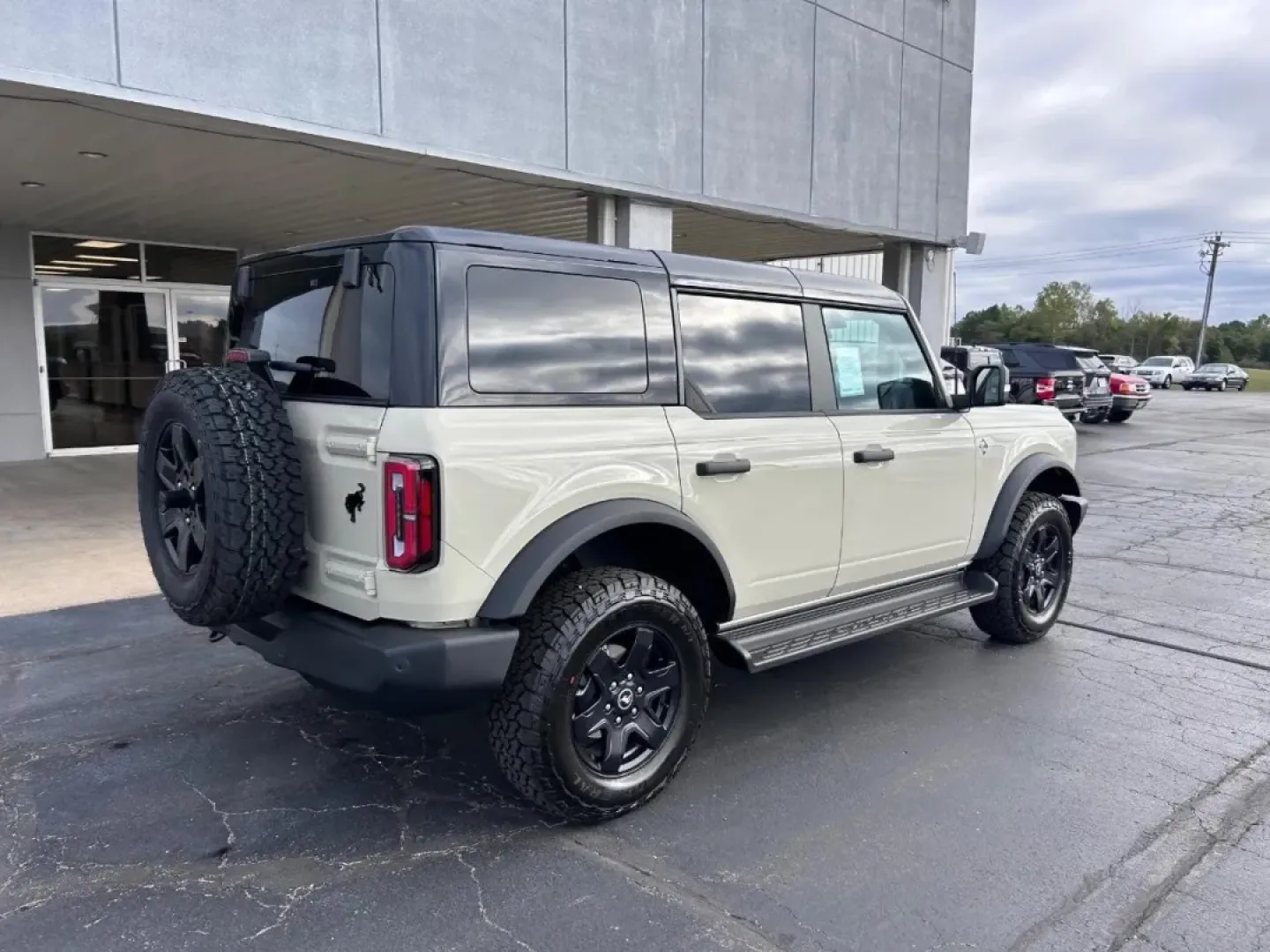 2025 /Black Onyx Leather Ford Bronco Outer Banks (1FMEE8BP4SL) with an 2.7L V6 engine, Automatic transmission, located at 141 Commercial Dr, Fredericktown, MO, 63645, (573) 783-6432, 37.570087, -90.320648 - Are you ready to embark on your next adventure? Imagine cruising through the scenic landscapes of Fredericktown, MO, in a vehicle designed for both comfort and rugged exploration. The 2025 Ford Bronco Outer Banks is not just an SUV; it's your perfect companion for weekend getaways, off-road escapade - Photo#2