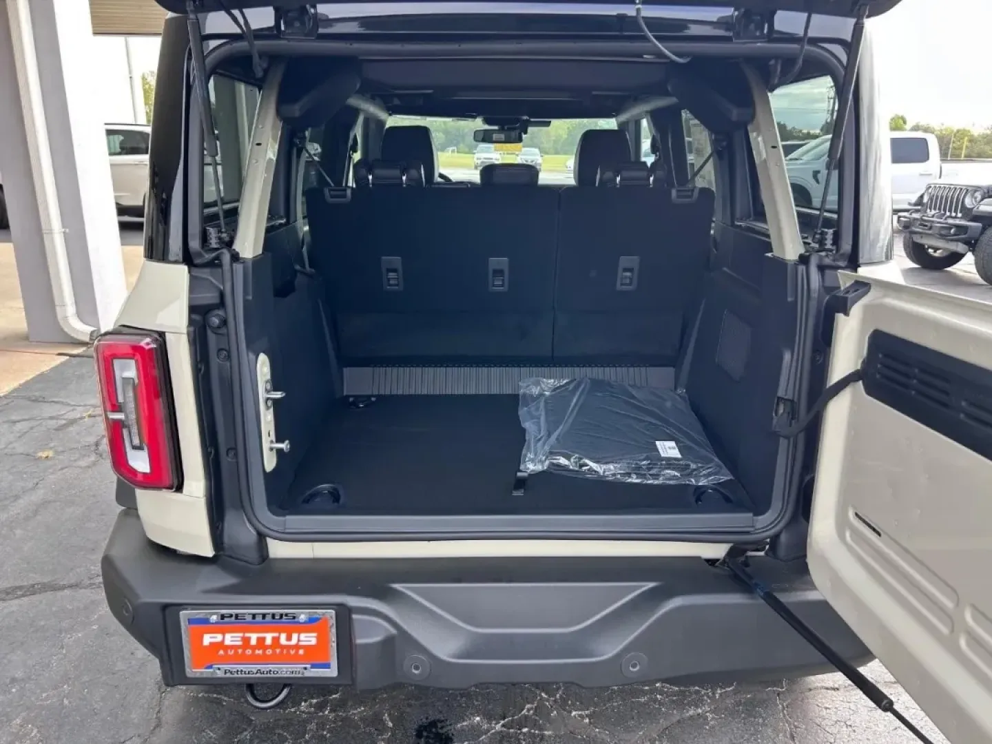 2025 /Black Onyx Leather Ford Bronco Outer Banks (1FMEE8BP4SL) with an 2.7L V6 engine, Automatic transmission, located at 141 Commercial Dr, Fredericktown, MO, 63645, (573) 783-6432, 37.570087, -90.320648 - Are you ready to embark on your next adventure? Imagine cruising through the scenic landscapes of Fredericktown, MO, in a vehicle designed for both comfort and rugged exploration. The 2025 Ford Bronco Outer Banks is not just an SUV; it's your perfect companion for weekend getaways, off-road escapade - Photo#4