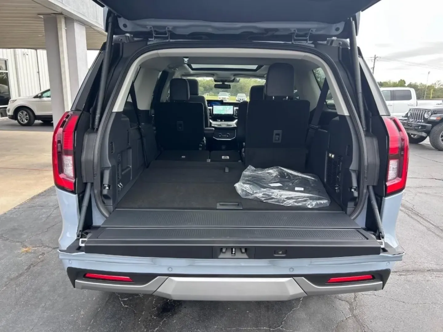 2025 /Black Onyx Leather Ford Expedition Max Platinum (1FMJK1M85SE) with an 3.5L EcoBoost V6 engine, Automatic transmission, located at 141 Commercial Dr, Fredericktown, MO, 63645, (573) 783-6432, 37.570087, -90.320648 - **Adventure Awaits: Discover Your Next Family SUV at Pettus Ford Fredericktown!**<br /> <br /> Are you ready to elevate your family adventures? Whether it's navigating the daily school run or embarking on a weekend getaway to the scenic Mark Twain National Forest, the 2025 Ford Expedition Max Platin - Photo#4