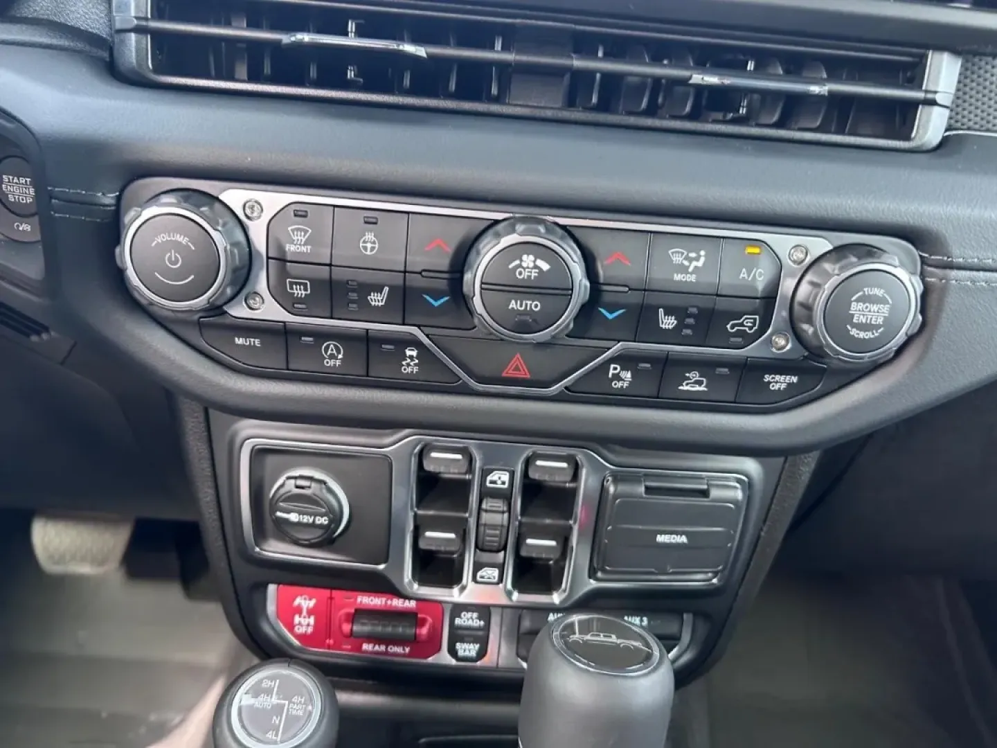 2025 /Black Leather Jeep Gladiator Rubicon (1C6RJTBG9SL) with an 3.6L V6 24V VVT UPG I engine, Automatic transmission, located at 970 Woodlawn Dr., Farmington, MO, 63640, (573) 431-7800, 37.825642, -90.468674 - ### Discover the Adventure with the 2025 Jeep Gladiator at Pettus CDJR Farmington!<br /> <br /> Are you ready to elevate your outdoor adventures and weekend getaways? Look no further than this stunning 2025 Jeep Gladiator, available now at Pettus CDJR Farmington. Whether you're navigating city stree - Photo#14