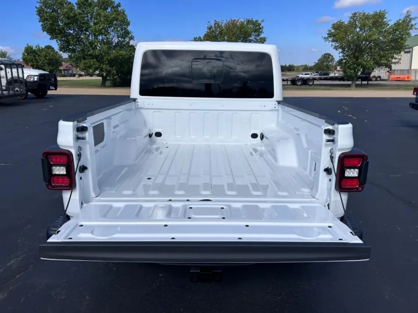 2025 /Black Leather Jeep Gladiator Rubicon (1C6RJTBG9SL) with an 3.6L V6 24V VVT UPG I engine, Automatic transmission, located at 970 Woodlawn Dr., Farmington, MO, 63640, (573) 431-7800, 37.825642, -90.468674 - ### Discover the Adventure with the 2025 Jeep Gladiator at Pettus CDJR Farmington!<br /> <br /> Are you ready to elevate your outdoor adventures and weekend getaways? Look no further than this stunning 2025 Jeep Gladiator, available now at Pettus CDJR Farmington. Whether you're navigating city stree - Photo#4