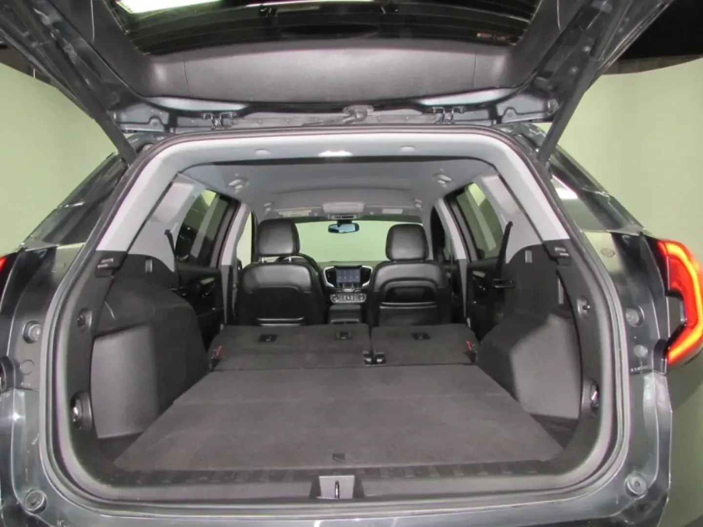 2020 /Jet Black GMC Terrain SLT (3GKALVEX9LL) with an Other engine, located at 12836 Highway 21, De Soto, MO, 63020, (636) 337-7777, 38.151867, -90.575615 - **Experience the Perfect Blend of Comfort and Adventure with the 2020 GMC Terrain SLT - Now Available at Pettus Ford De Soto!**<br /> <br /> Are you searching for a vehicle that effortlessly combines style, performance, and practicality? Look no further than this 2020 GMC Terrain SLT, designed for t - Photo#26