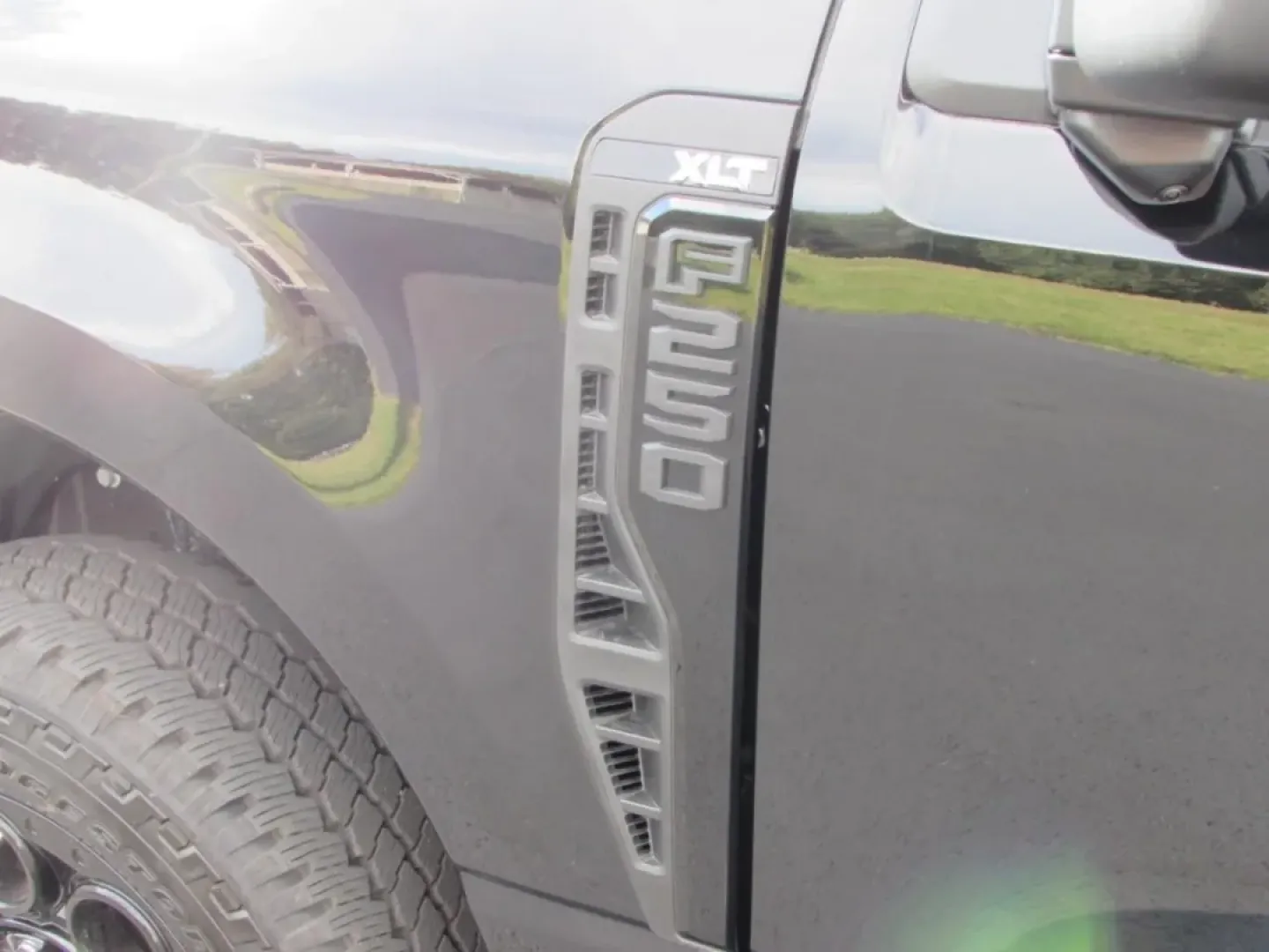 2025 /Medium Dark Slate Ford F-250SD XLT (1FT8W2BNXSE) with an 7.3L engine, located at 12836 Highway 21, De Soto, MO, 63020, (636) 337-7777, 38.151867, -90.575615 - **Conquer the Road with the 2025 Ford Super Duty F-250 SRW: Your Ultimate Trucking Companion!**<br /> <br /> Are you looking for a powerhouse truck that can handle everything from weekend adventures to daily commutes? Look no further than the 2025 Ford Super Duty F-250 SRW, available now at Pettus F - Photo#8