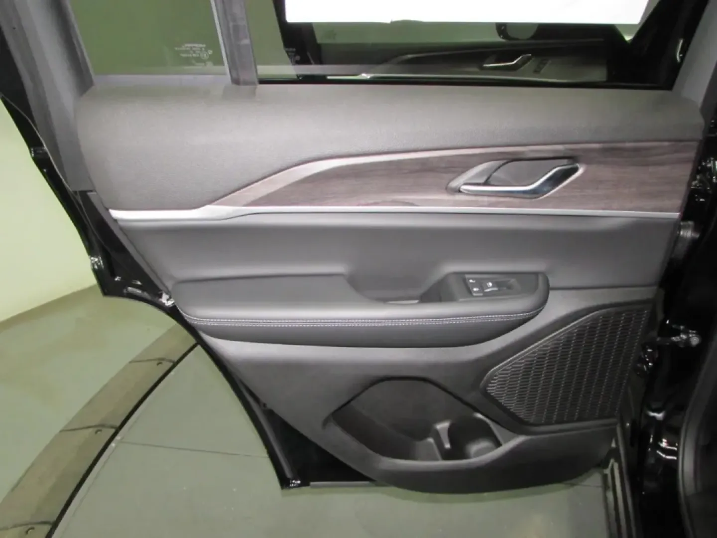 2025 /Global Black Jeep Grand Cherokee Limited (1C4RJHBGXSC) with an Other engine, located at 12830 Highway 21, De Soto, MO, 63020, (636) 337-7777, 38.153099, -90.573624 - **Experience Adventure in the 2025 Jeep Grand Cherokee Limited at Pettus CDJR DeSoto!**<br /> <br /> Are you ready to elevate your weekend getaways and daily commutes? The 2025 Jeep Grand Cherokee Limited is here to make every drive an adventure. Whether you're navigating the busy streets of De Soto - Photo#26