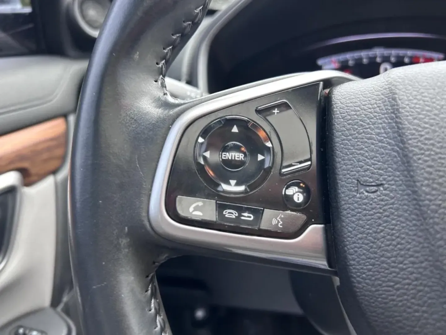 2020 /Gray Leather Honda CR-V EX-L (7FARW1H85LE) with an 1.5L I-4 16-Valve DOHC engine, Automatic transmission, located at 970 Woodlawn Dr., Farmington, MO, 63640, (573) 431-7800, 37.825642, -90.468674 - Experience the freedom of adventure and the practicality of daily commuting with this exceptional 2020 Honda CR-V EX-L, available now at Pettus CDJR Farmington! Whether you're maneuvering through the bustling streets of Farmington or exploring the scenic routes of the nearby Ozark National Scenic Ri - Photo#13