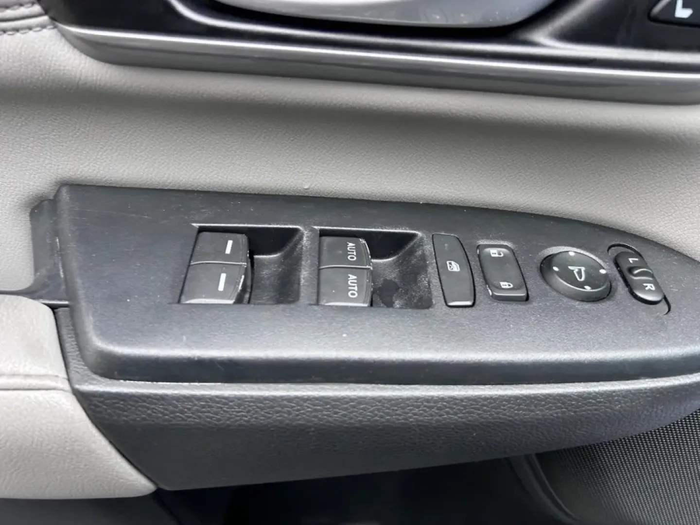 2020 /Gray Leather Honda CR-V EX-L (7FARW1H85LE) with an 1.5L I-4 16-Valve DOHC engine, Automatic transmission, located at 970 Woodlawn Dr., Farmington, MO, 63640, (573) 431-7800, 37.825642, -90.468674 - Experience the freedom of adventure and the practicality of daily commuting with this exceptional 2020 Honda CR-V EX-L, available now at Pettus CDJR Farmington! Whether you're maneuvering through the bustling streets of Farmington or exploring the scenic routes of the nearby Ozark National Scenic Ri - Photo#19