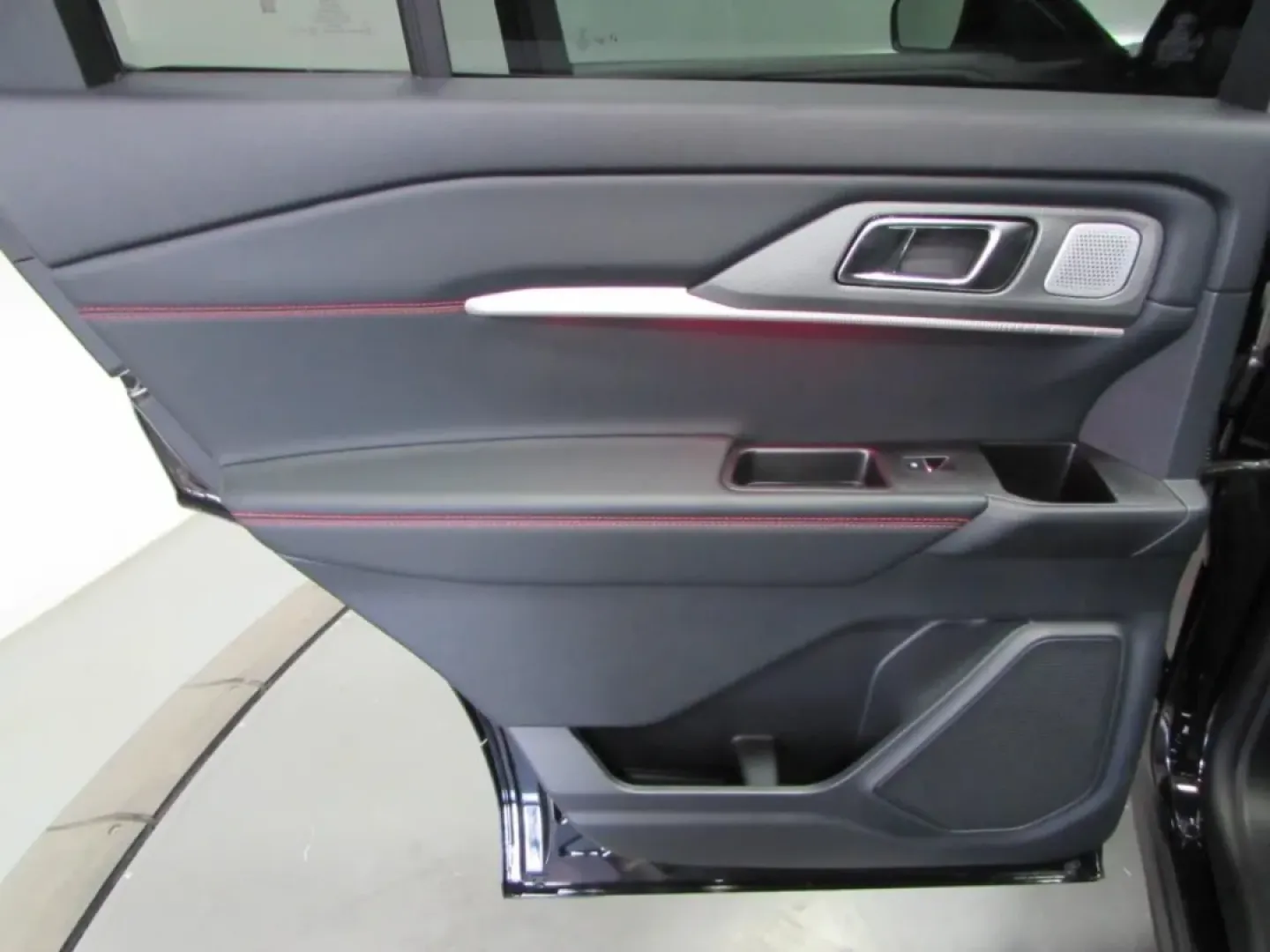 2025 /Onyx Ford Explorer ST (1FMWK8GCXSG) with an 3.0L EcoBoost V6 engine, Automatic transmission, located at 12836 Highway 21, De Soto, MO, 63020, (636) 337-7777, 38.151867, -90.575615 - Are you ready to elevate your driving experience with a vehicle that perfectly fits your adventurous lifestyle? Look no further than this stunning 2025 Ford Explorer ST, now available at Pettus Ford De Soto! This exceptional SUV is designed for those who crave the thrill of the open road while enjoy - Photo#21