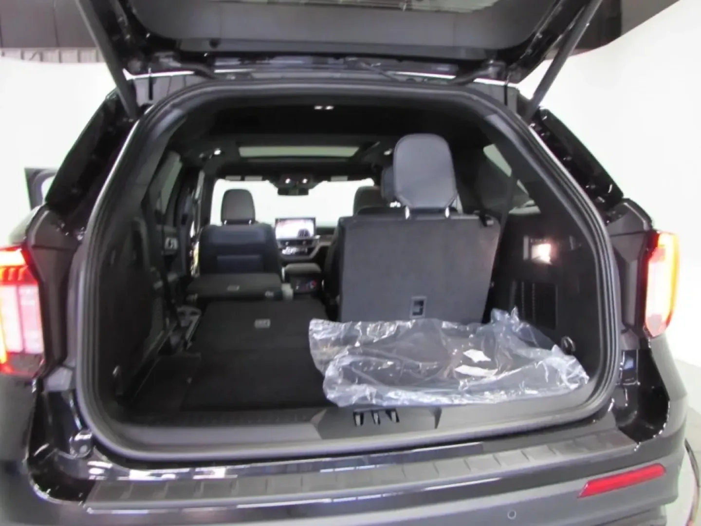 2025 /Onyx Ford Explorer ST (1FMWK8GCXSG) with an 3.0L EcoBoost V6 engine, Automatic transmission, located at 12836 Highway 21, De Soto, MO, 63020, (636) 337-7777, 38.151867, -90.575615 - Are you ready to elevate your driving experience with a vehicle that perfectly fits your adventurous lifestyle? Look no further than this stunning 2025 Ford Explorer ST, now available at Pettus Ford De Soto! This exceptional SUV is designed for those who crave the thrill of the open road while enjoy - Photo#27
