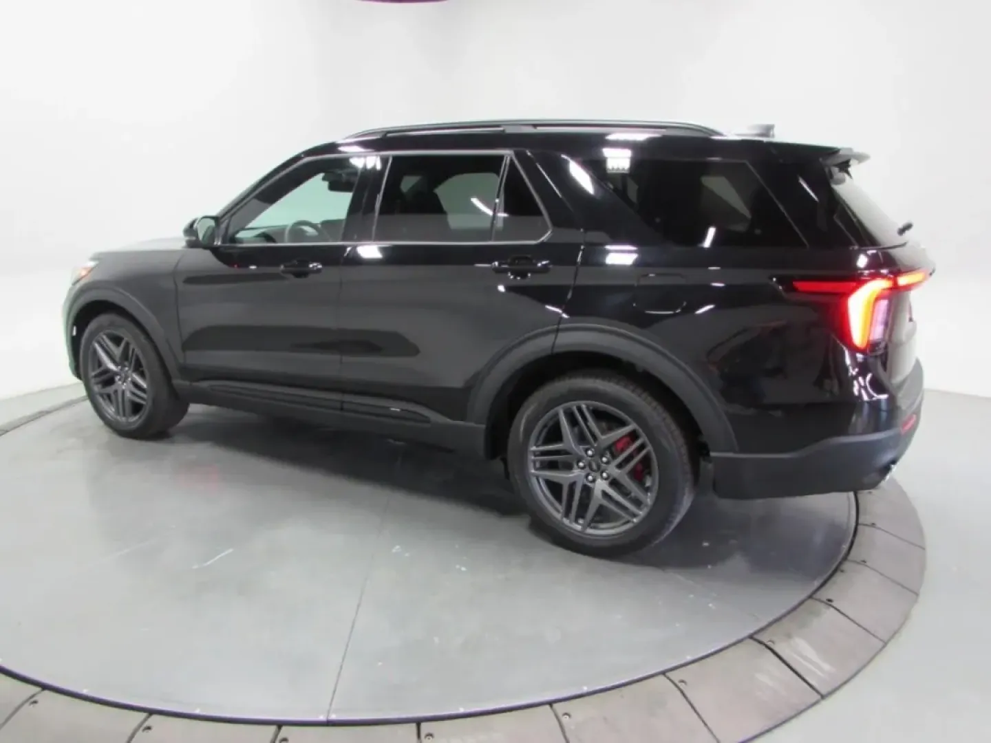 2025 /Onyx Ford Explorer ST (1FMWK8GCXSG) with an 3.0L EcoBoost V6 engine, Automatic transmission, located at 12836 Highway 21, De Soto, MO, 63020, (636) 337-7777, 38.151867, -90.575615 - Are you ready to elevate your driving experience with a vehicle that perfectly fits your adventurous lifestyle? Look no further than this stunning 2025 Ford Explorer ST, now available at Pettus Ford De Soto! This exceptional SUV is designed for those who crave the thrill of the open road while enjoy - Photo#4