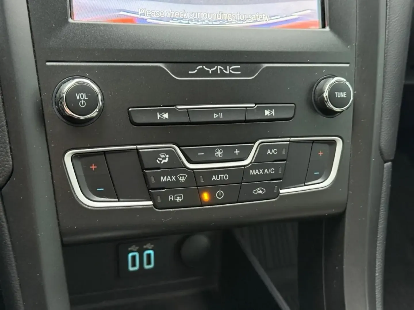 2020 /Ebony Cloth Ford Fusion SE (3FA6P0HDXLR) with an 1.5L EcoBoost engine, Automatic transmission, located at 970 Woodlawn Dr., Farmington, MO, 63640, (573) 431-7800, 37.825642, -90.468674 - **Drive in Style with the 2020 Ford Fusion SE Your Perfect Commuter Companion!**<br /> <br /> Are you searching for a reliable and stylish vehicle that effortlessly meets the demands of everyday life? Look no further than the 2020 Ford Fusion SE, available now at Pettus CDJR Farmington. This four-d - Photo#18