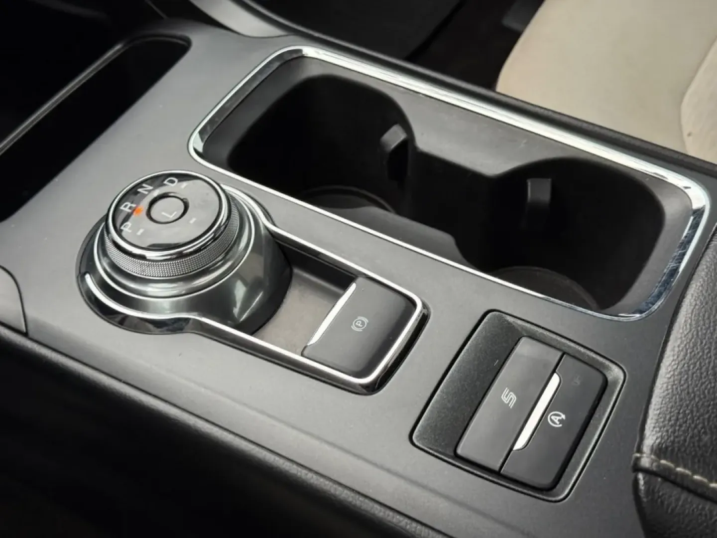 2020 /Ebony Cloth Ford Fusion SE (3FA6P0HDXLR) with an 1.5L EcoBoost engine, Automatic transmission, located at 970 Woodlawn Dr., Farmington, MO, 63640, (573) 431-7800, 37.825642, -90.468674 - **Drive in Style with the 2020 Ford Fusion SE Your Perfect Commuter Companion!**<br /> <br /> Are you searching for a reliable and stylish vehicle that effortlessly meets the demands of everyday life? Look no further than the 2020 Ford Fusion SE, available now at Pettus CDJR Farmington. This four-d - Photo#19