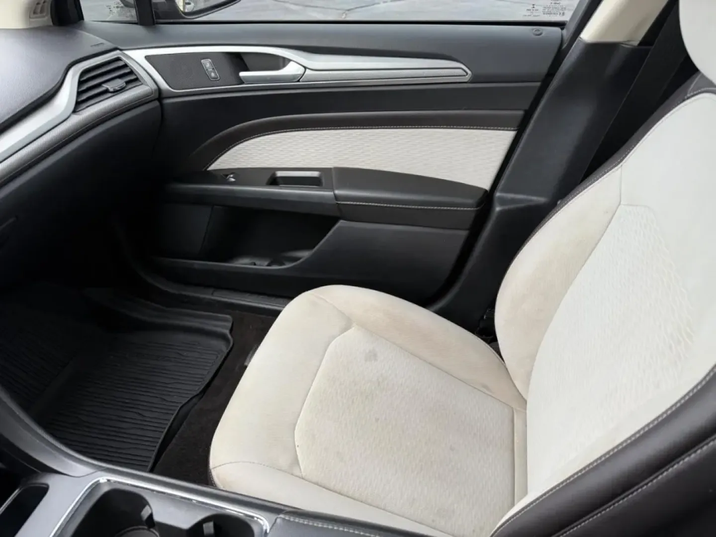 2020 /Ebony Cloth Ford Fusion SE (3FA6P0HDXLR) with an 1.5L EcoBoost engine, Automatic transmission, located at 970 Woodlawn Dr., Farmington, MO, 63640, (573) 431-7800, 37.825642, -90.468674 - **Drive in Style with the 2020 Ford Fusion SE Your Perfect Commuter Companion!**<br /> <br /> Are you searching for a reliable and stylish vehicle that effortlessly meets the demands of everyday life? Look no further than the 2020 Ford Fusion SE, available now at Pettus CDJR Farmington. This four-d - Photo#20