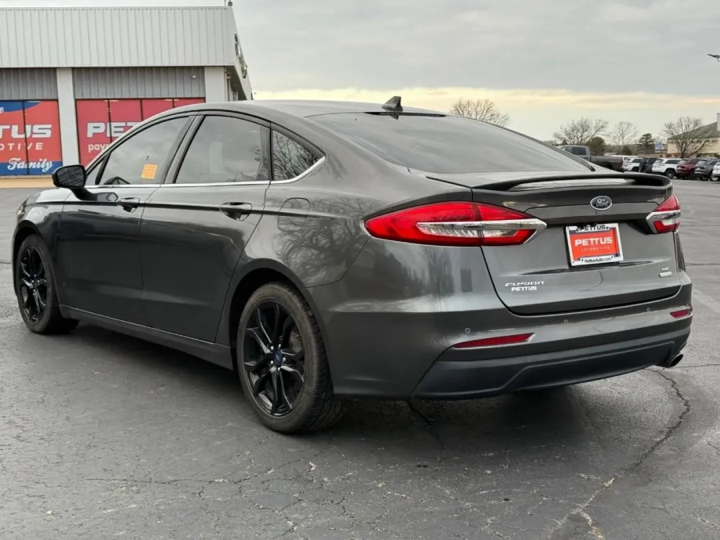 2020 /Ebony Cloth Ford Fusion SE (3FA6P0HDXLR) with an 1.5L EcoBoost engine, Automatic transmission, located at 970 Woodlawn Dr., Farmington, MO, 63640, (573) 431-7800, 37.825642, -90.468674 - **Drive in Style with the 2020 Ford Fusion SE Your Perfect Commuter Companion!**<br /> <br /> Are you searching for a reliable and stylish vehicle that effortlessly meets the demands of everyday life? Look no further than the 2020 Ford Fusion SE, available now at Pettus CDJR Farmington. This four-d - Photo#4