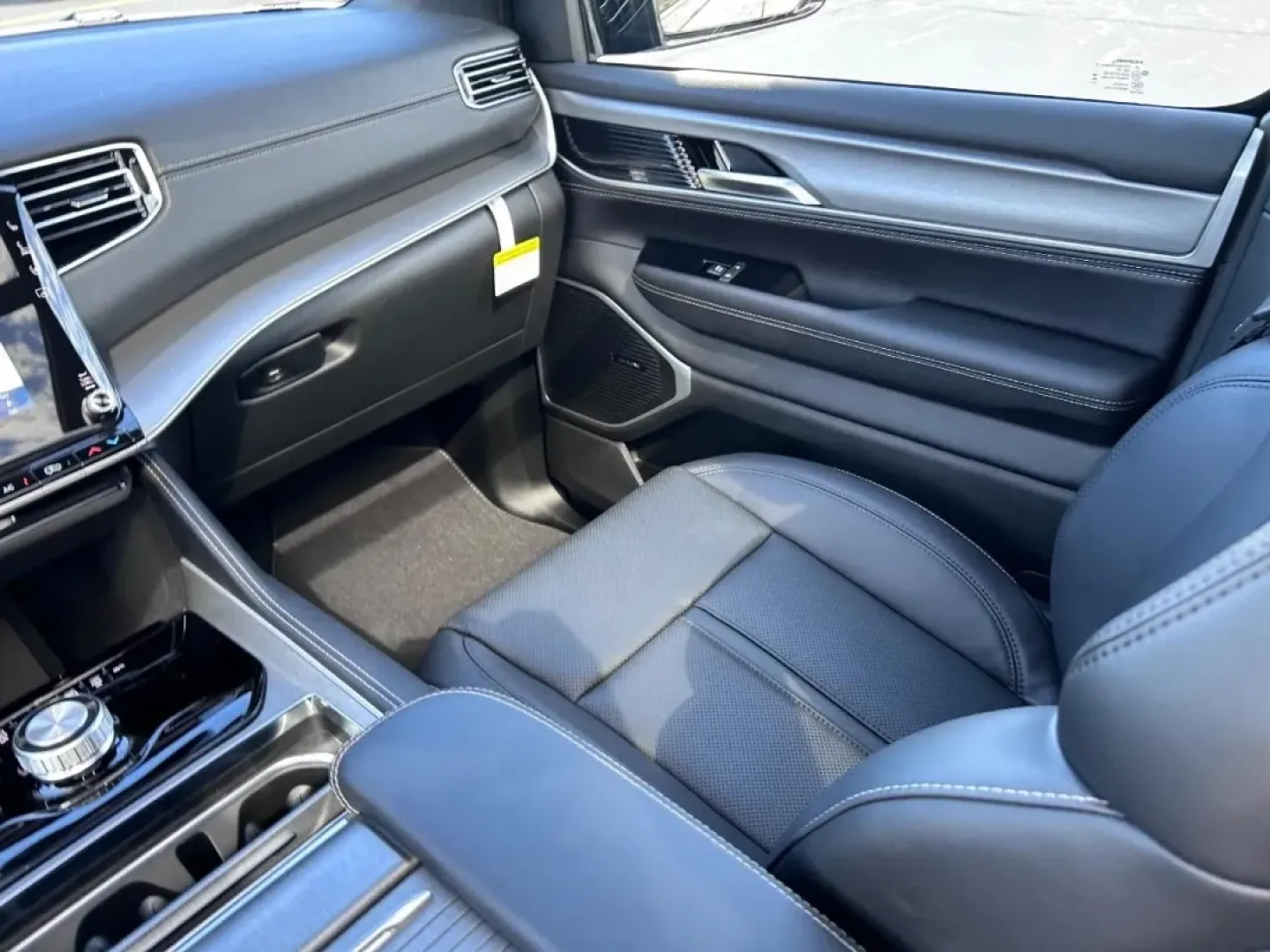 2025 /Global Black Leather Jeep Wagoneer Series II (1C4SJVBP2SS) with an 3.0L I6 Hurricane SO Twin Turbo ESS engine, Automatic transmission, located at 970 Woodlawn Dr., Farmington, MO, 63640, (573) 431-7800, 37.825642, -90.468674 - ### Discover Adventure with the 2025 Jeep Wagoneer at Pettus CDJR Farmington<br /> <br /> Are you ready to elevate your driving experience with a vehicle that perfectly balances utility and style? The 2025 Jeep Wagoneer is the ideal SUV for families, outdoor enthusiasts, and anyone yearning for a lu - Photo#21