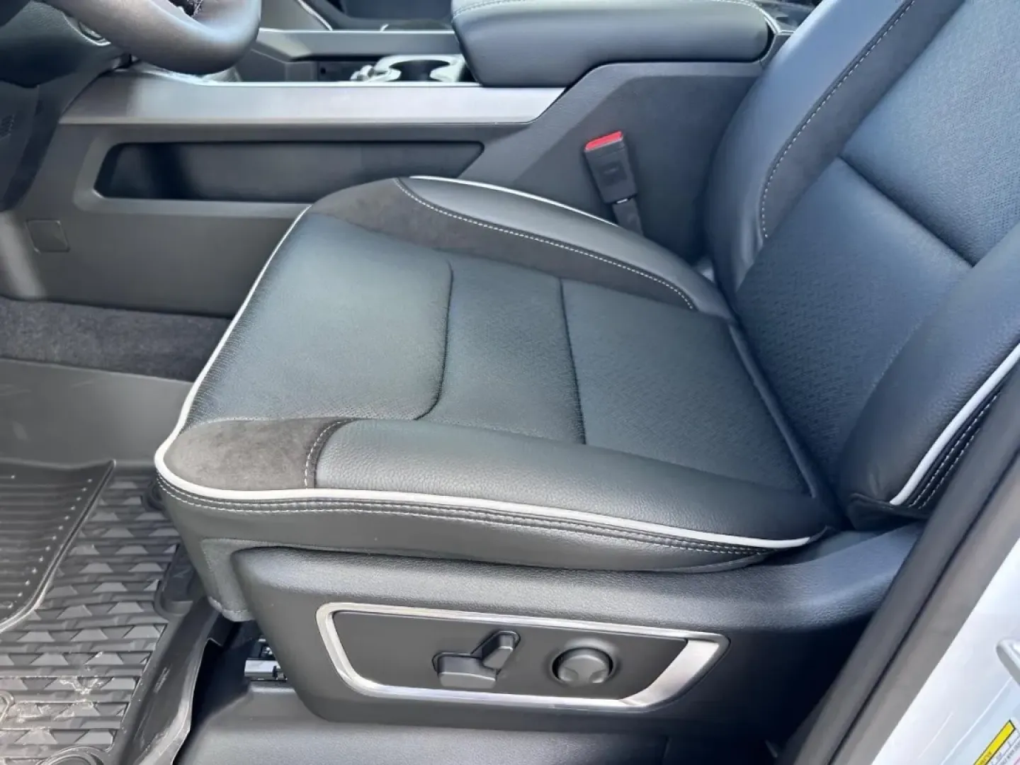 2026 /Black Leather Ram 1500 Laramie (1C6SRFJP5TN) with an 3.0L I6 Hurricane SO Twin Turbo ESS engine, Automatic transmission, located at 970 Woodlawn Dr., Farmington, MO, 63640, (573) 431-7800, 37.825642, -90.468674 - Elevate your lifestyle with the perfect blend of power, comfort, and versatility offered by the stunning 2026 Ram 1500 Laramie, now available at Pettus CDJR Farmington. Located at 970 Woodlawn Drive in the heart of Farmington, MO, our OEM dealership specializes in quality used vehicles, making us th - Photo#20