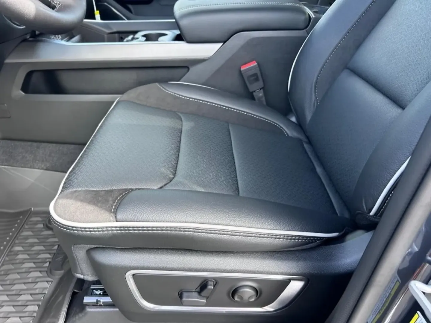 2026 /Black Leather Ram 1500 Laramie (1C6SRFJPXTN) with an 3.0L I6 Hurricane SO Twin Turbo ESS engine, Automatic transmission, located at 970 Woodlawn Dr., Farmington, MO, 63640, (573) 431-7800, 37.825642, -90.468674 - **Unleash Your Adventurous Spirit with the 2026 Ram 1500 Laramie!** <br /> <br /> Are you ready to elevate your lifestyle with a truck that seamlessly blends power, style, and practicality? Look no further than the stunning 2026 Ram 1500 Laramie available now at Pettus CDJR Farmington. This truck is - Photo#19