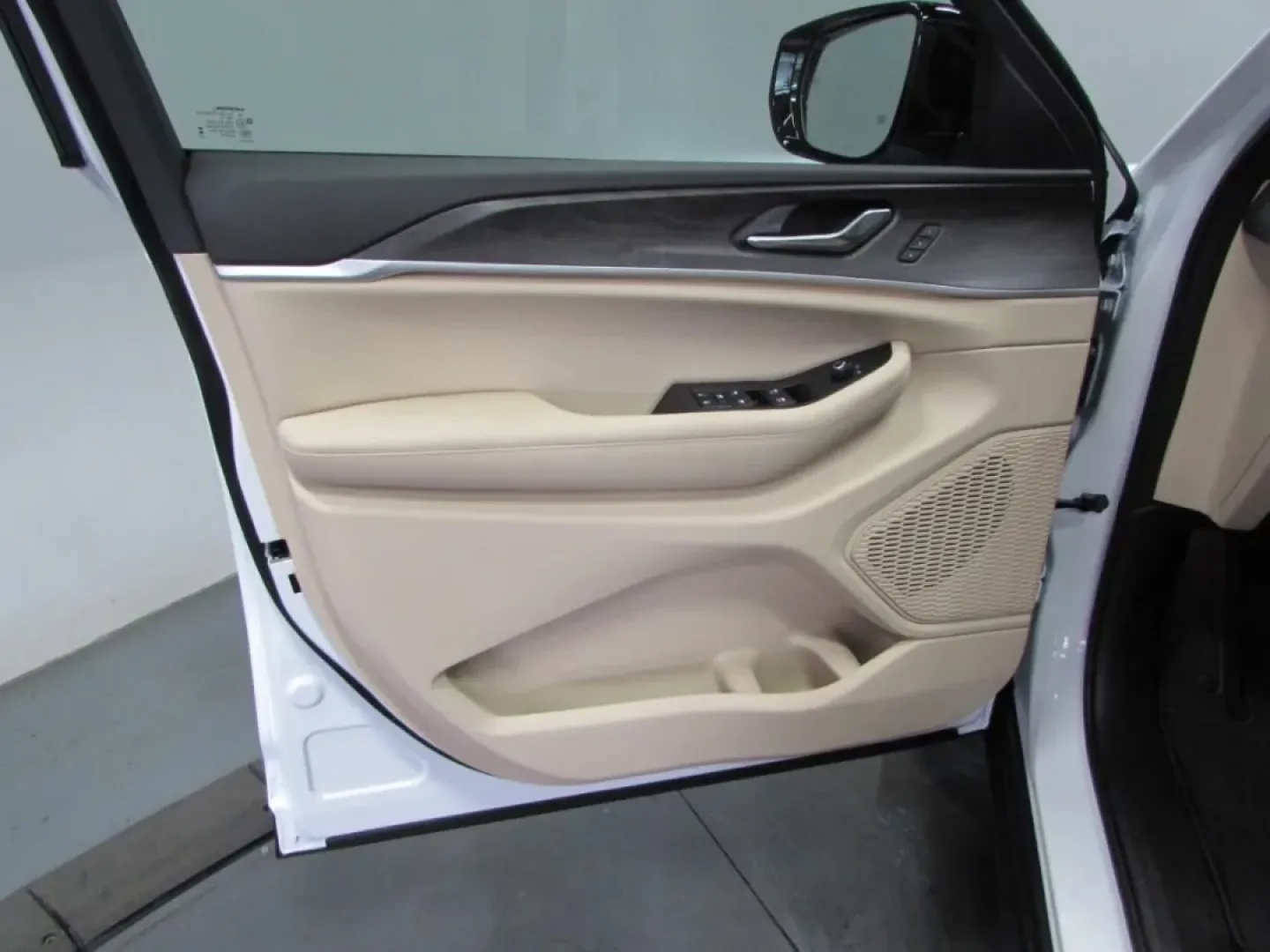 2025 /Wicker Beige/Black Jeep Grand Cherokee Limited (1C4RJHBG4SC) with an Other engine, located at 12830 Highway 21, De Soto, MO, 63020, (636) 337-7777, 38.153099, -90.573624 - **Elevate Your Adventures with the 2025 Jeep Grand Cherokee Limited Perfect for Every Journey!**<br /> <br /> Are you ready to embrace the open road with confidence? The 2025 Jeep Grand Cherokee Limited is not just a vehicle; it's your ticket to a lifestyle filled with exploration and memory-making - Photo#10