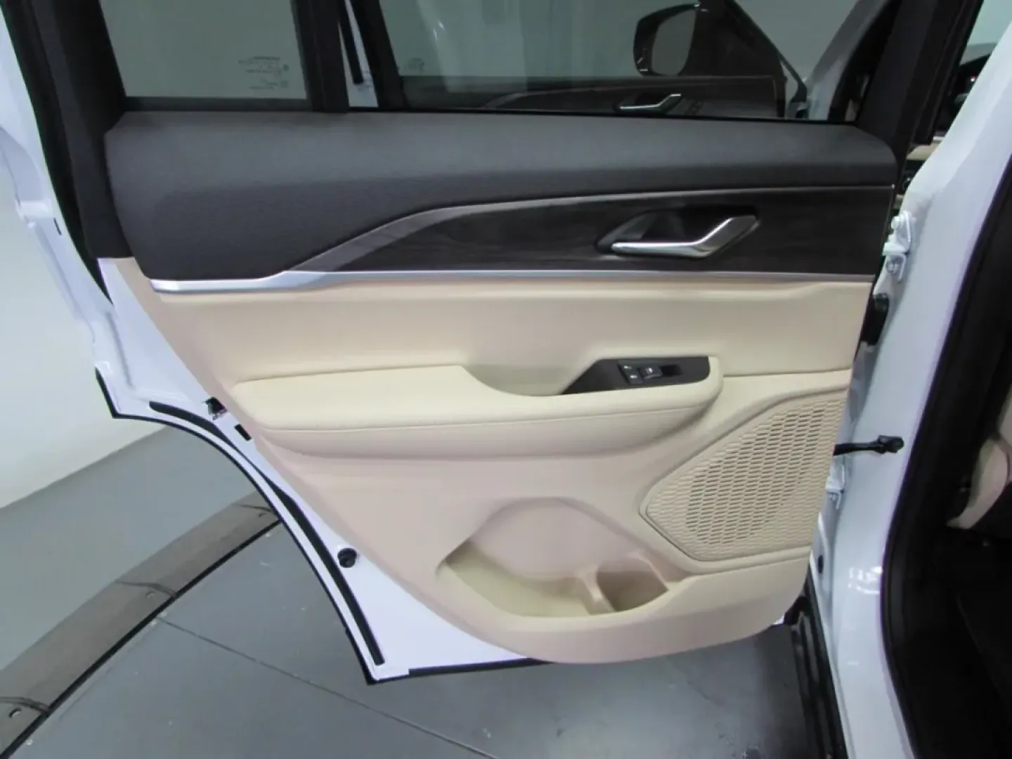 2025 /Wicker Beige/Black Jeep Grand Cherokee Limited (1C4RJHBG4SC) with an Other engine, located at 12830 Highway 21, De Soto, MO, 63020, (636) 337-7777, 38.153099, -90.573624 - **Elevate Your Adventures with the 2025 Jeep Grand Cherokee Limited Perfect for Every Journey!**<br /> <br /> Are you ready to embrace the open road with confidence? The 2025 Jeep Grand Cherokee Limited is not just a vehicle; it's your ticket to a lifestyle filled with exploration and memory-making - Photo#23