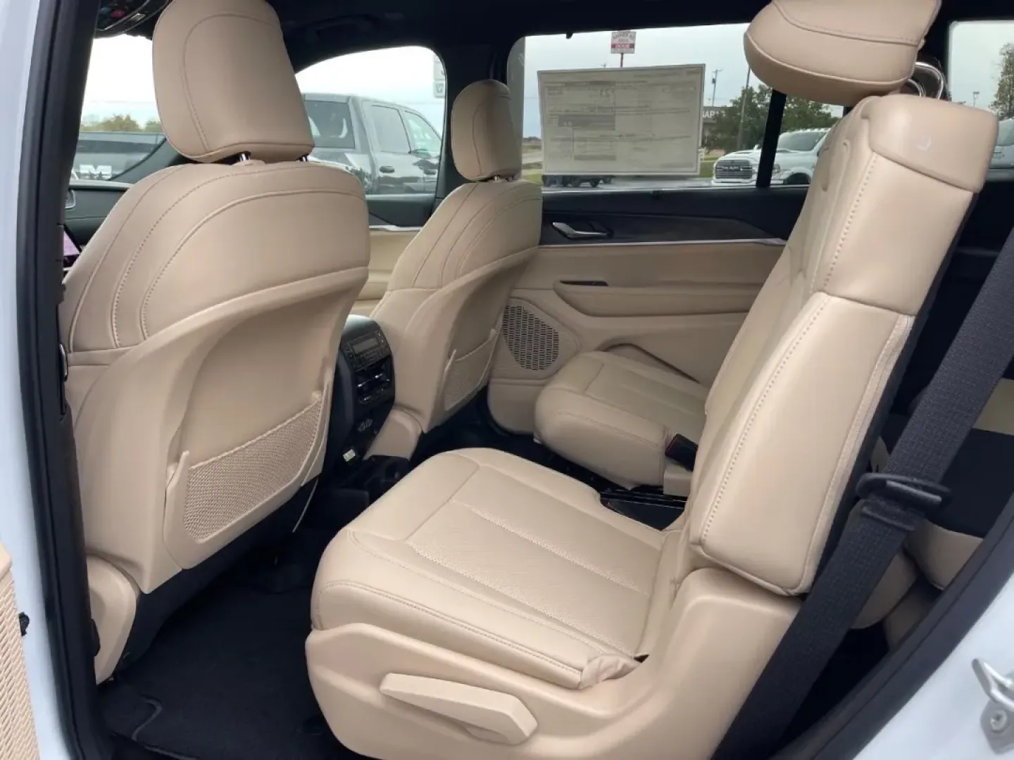 2025 Jeep Grand Cherokee Limited (1C4RJKBG2S8) with an 3.6L V6 24V VVT UPG I engine, located at 970 Woodlawn Dr., Farmington, MO, 63640, (573) 431-7800, 37.825642, -90.468674 - Explore new horizons and elevate your adventures with the 2025 Jeep Grand Cherokee Limited, available now at Pettus CDJR DeSoto, your premier OEM dealership located at 12830 Highway 21, De Soto, MO 63020. With its robust features and sleek design, this SUV is perfectly suited for weekend escapades, - Photo#7