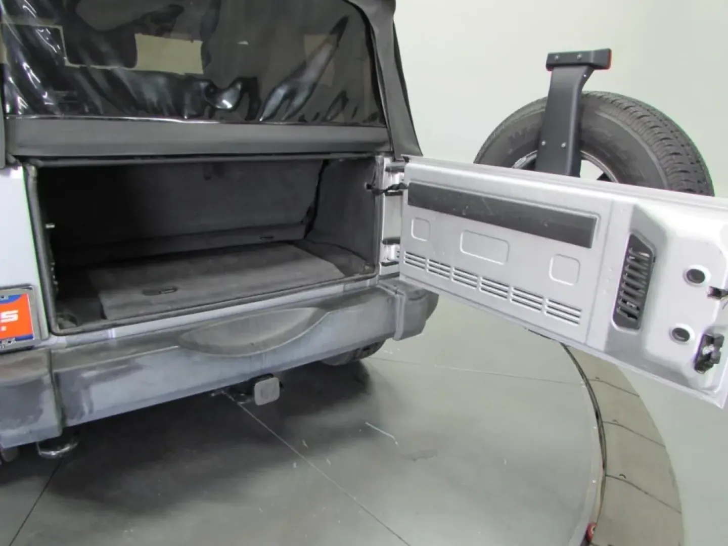 2008 /Dark/Medium Slate Gray Jeep Wrangler X (1J4FA24138L) with an Other engine, located at 12836 Highway 21, De Soto, MO, 63020, (636) 337-7777, 38.151867, -90.575615 - Are you ready for your next adventure? Whether you're planning a weekend getaway, tackling the daily commute, or navigating the bustling streets of De Soto, MO, the 2008 Jeep Wrangler X is the perfect companion for all your journeys. Known for its rugged reliability and off-road prowess, this SUV co - Photo#19