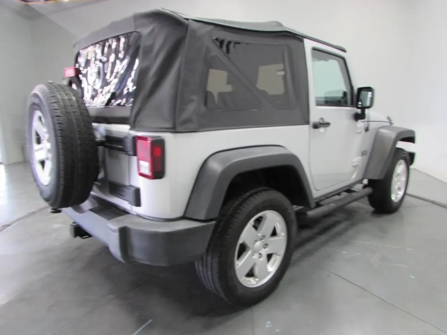 2008 /Dark/Medium Slate Gray Jeep Wrangler X (1J4FA24138L) with an Other engine, located at 12836 Highway 21, De Soto, MO, 63020, (636) 337-7777, 38.151867, -90.575615 - Are you ready for your next adventure? Whether you're planning a weekend getaway, tackling the daily commute, or navigating the bustling streets of De Soto, MO, the 2008 Jeep Wrangler X is the perfect companion for all your journeys. Known for its rugged reliability and off-road prowess, this SUV co - Photo#7