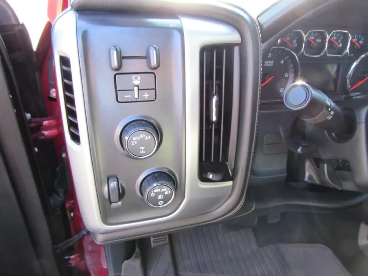 2018 /Jet Black GMC Sierra 1500 SLT (3GTU2NEC9JG) with an Other engine, located at 12830 Highway 21, De Soto, MO, 63020, (636) 337-7777, 38.153099, -90.573624 - **Drive Your Adventures with the 2018 GMC Sierra 1500 SLT Crew Cab Perfect for Every Journey!**<br /> <br /> Are you ready to elevate your driving experience? Whether you're navigating the daily grind, tackling weekend adventures, or seeking a reliable truck for your growing family, the 2018 GMC Si - Photo#6