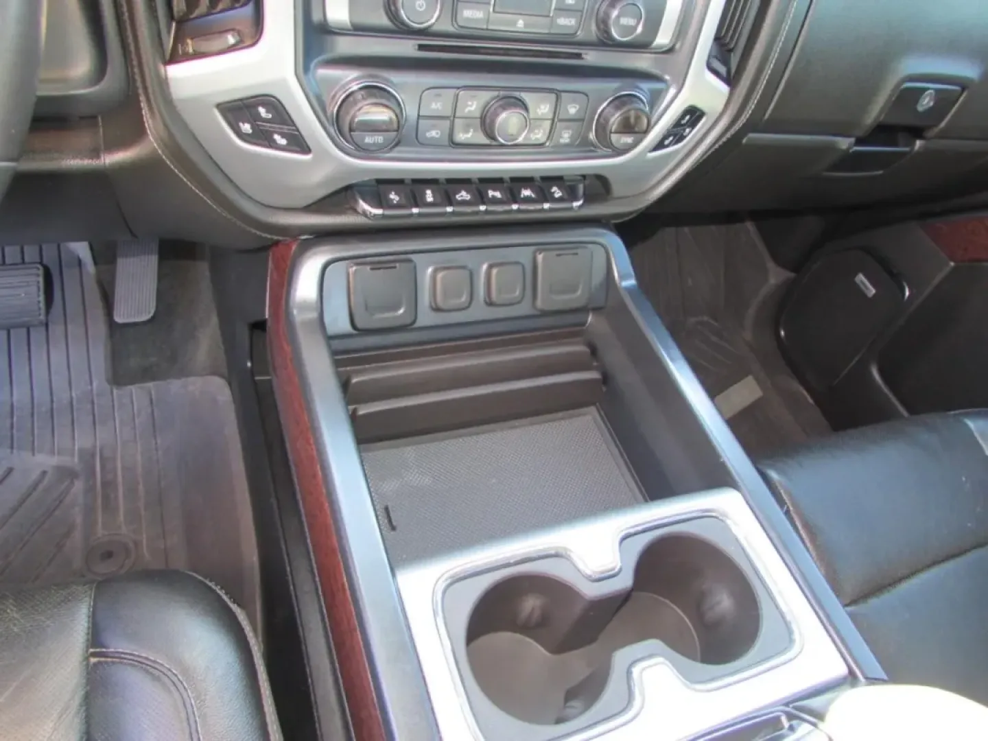 2018 /Jet Black GMC Sierra 1500 SLT (3GTU2NEC9JG) with an Other engine, located at 12830 Highway 21, De Soto, MO, 63020, (636) 337-7777, 38.153099, -90.573624 - **Drive Your Adventures with the 2018 GMC Sierra 1500 SLT Crew Cab Perfect for Every Journey!**<br /> <br /> Are you ready to elevate your driving experience? Whether you're navigating the daily grind, tackling weekend adventures, or seeking a reliable truck for your growing family, the 2018 GMC Si - Photo#13