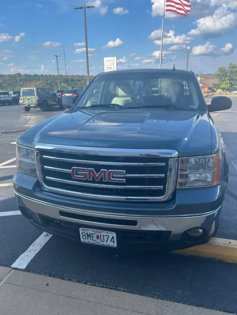 2018 /Jet Black GMC Sierra 1500 SLT (3GTU2NEC9JG) with an Other engine, located at 12830 Highway 21, De Soto, MO, 63020, (636) 337-7777, 38.153099, -90.573624 - **Drive Your Adventures with the 2018 GMC Sierra 1500 SLT Crew Cab Perfect for Every Journey!**<br /> <br /> Are you ready to elevate your driving experience? Whether you're navigating the daily grind, tackling weekend adventures, or seeking a reliable truck for your growing family, the 2018 GMC Si - Photo#7