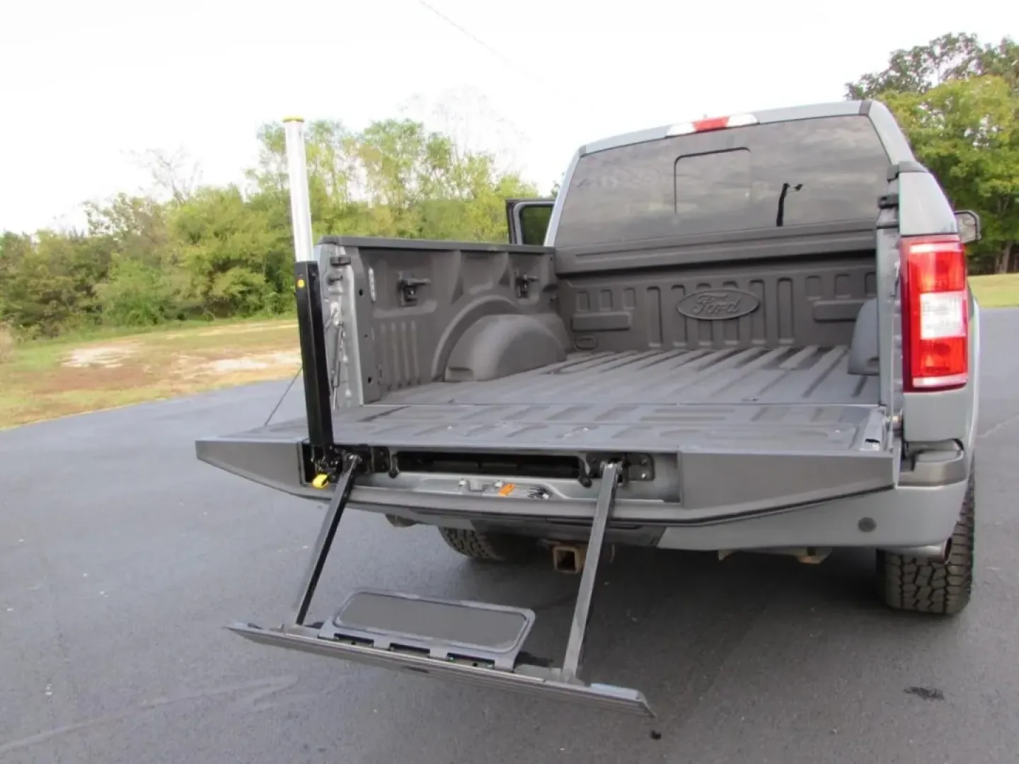 2019 /Black Ford F-150 XLT (1FTEW1E44KK) with an Other engine, located at 12836 Highway 21, De Soto, MO, 63020, (636) 337-7777, 38.151867, -90.575615 - **Discover the Ultimate Truck for Your Next Adventure: 2019 Ford F-150 at Pettus Ford De Soto**<br /> <br /> Are you ready to elevate your lifestyle with a reliable and powerful truck that can handle everything from weekend adventures to daily commutes? Look no further than this stunning 2019 Ford F - Photo#14
