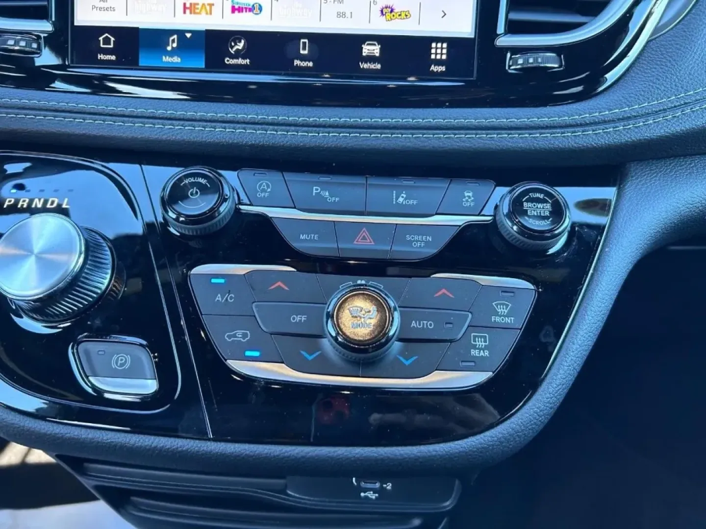 2026 /Black Leather Chrysler Pacifica Select (2C4RC1BG2TR) with an 3.6L V6 24V VVT UPG I engine, Automatic transmission, located at 970 Woodlawn Dr., Farmington, MO, 63640, (573) 431-7800, 37.825642, -90.468674 - Discover the perfect family vehicle with the 2026 Chrysler Pacifica Select, available now at Pettus CDJR Farmington! Imagine embarking on weekend adventures or school runs in a spacious, reliable minivan designed for comfort and convenience. The Pacifica is not just any vehicle; it's a lifestyle upg - Photo#17