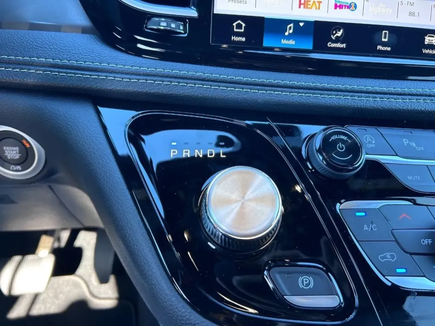 2026 /Black Leather Chrysler Pacifica Select (2C4RC1BG2TR) with an 3.6L V6 24V VVT UPG I engine, Automatic transmission, located at 970 Woodlawn Dr., Farmington, MO, 63640, (573) 431-7800, 37.825642, -90.468674 - Discover the perfect family vehicle with the 2026 Chrysler Pacifica Select, available now at Pettus CDJR Farmington! Imagine embarking on weekend adventures or school runs in a spacious, reliable minivan designed for comfort and convenience. The Pacifica is not just any vehicle; it's a lifestyle upg - Photo#18