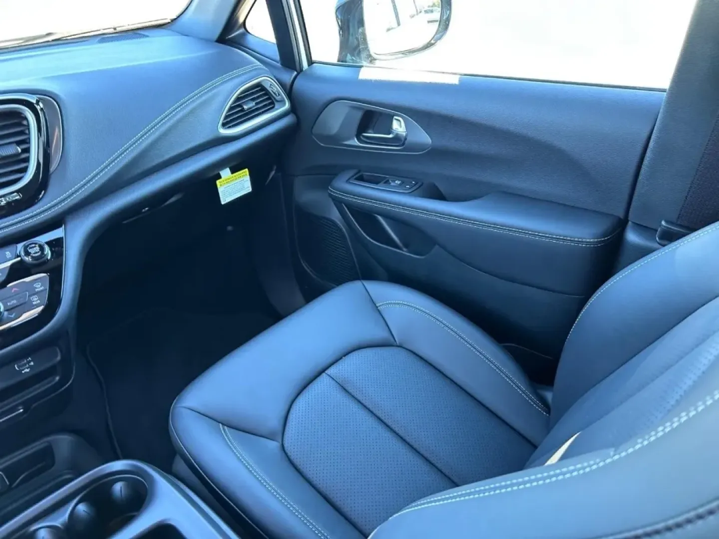 2026 /Black Leather Chrysler Pacifica Select (2C4RC1BG2TR) with an 3.6L V6 24V VVT UPG I engine, Automatic transmission, located at 970 Woodlawn Dr., Farmington, MO, 63640, (573) 431-7800, 37.825642, -90.468674 - Discover the perfect family vehicle with the 2026 Chrysler Pacifica Select, available now at Pettus CDJR Farmington! Imagine embarking on weekend adventures or school runs in a spacious, reliable minivan designed for comfort and convenience. The Pacifica is not just any vehicle; it's a lifestyle upg - Photo#19