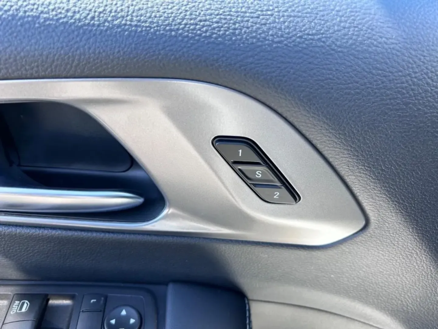 2026 /Black Leather Chrysler Pacifica Select (2C4RC1BG2TR) with an 3.6L V6 24V VVT UPG I engine, Automatic transmission, located at 970 Woodlawn Dr., Farmington, MO, 63640, (573) 431-7800, 37.825642, -90.468674 - Discover the perfect family vehicle with the 2026 Chrysler Pacifica Select, available now at Pettus CDJR Farmington! Imagine embarking on weekend adventures or school runs in a spacious, reliable minivan designed for comfort and convenience. The Pacifica is not just any vehicle; it's a lifestyle upg - Photo#21