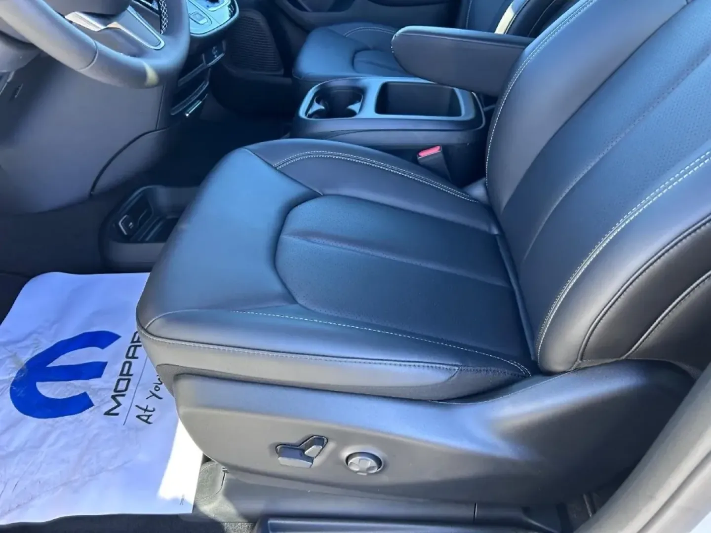 2026 /Black Leather Chrysler Pacifica Select (2C4RC1BG2TR) with an 3.6L V6 24V VVT UPG I engine, Automatic transmission, located at 970 Woodlawn Dr., Farmington, MO, 63640, (573) 431-7800, 37.825642, -90.468674 - Discover the perfect family vehicle with the 2026 Chrysler Pacifica Select, available now at Pettus CDJR Farmington! Imagine embarking on weekend adventures or school runs in a spacious, reliable minivan designed for comfort and convenience. The Pacifica is not just any vehicle; it's a lifestyle upg - Photo#22