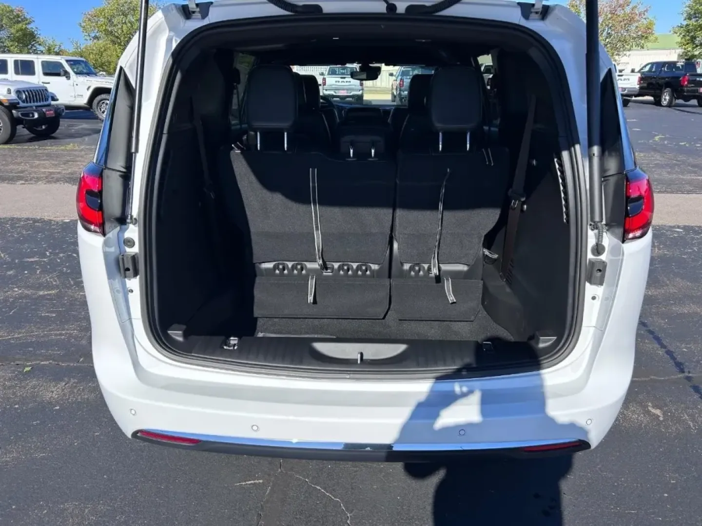 2026 /Black Leather Chrysler Pacifica Select (2C4RC1BG2TR) with an 3.6L V6 24V VVT UPG I engine, Automatic transmission, located at 970 Woodlawn Dr., Farmington, MO, 63640, (573) 431-7800, 37.825642, -90.468674 - Discover the perfect family vehicle with the 2026 Chrysler Pacifica Select, available now at Pettus CDJR Farmington! Imagine embarking on weekend adventures or school runs in a spacious, reliable minivan designed for comfort and convenience. The Pacifica is not just any vehicle; it's a lifestyle upg - Photo#4