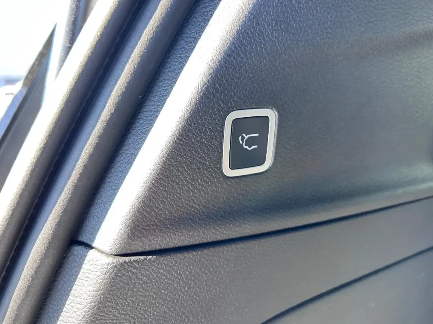 2026 /Black Leather Chrysler Pacifica Select (2C4RC1BG2TR) with an 3.6L V6 24V VVT UPG I engine, Automatic transmission, located at 970 Woodlawn Dr., Farmington, MO, 63640, (573) 431-7800, 37.825642, -90.468674 - Discover the perfect family vehicle with the 2026 Chrysler Pacifica Select, available now at Pettus CDJR Farmington! Imagine embarking on weekend adventures or school runs in a spacious, reliable minivan designed for comfort and convenience. The Pacifica is not just any vehicle; it's a lifestyle upg - Photo#5