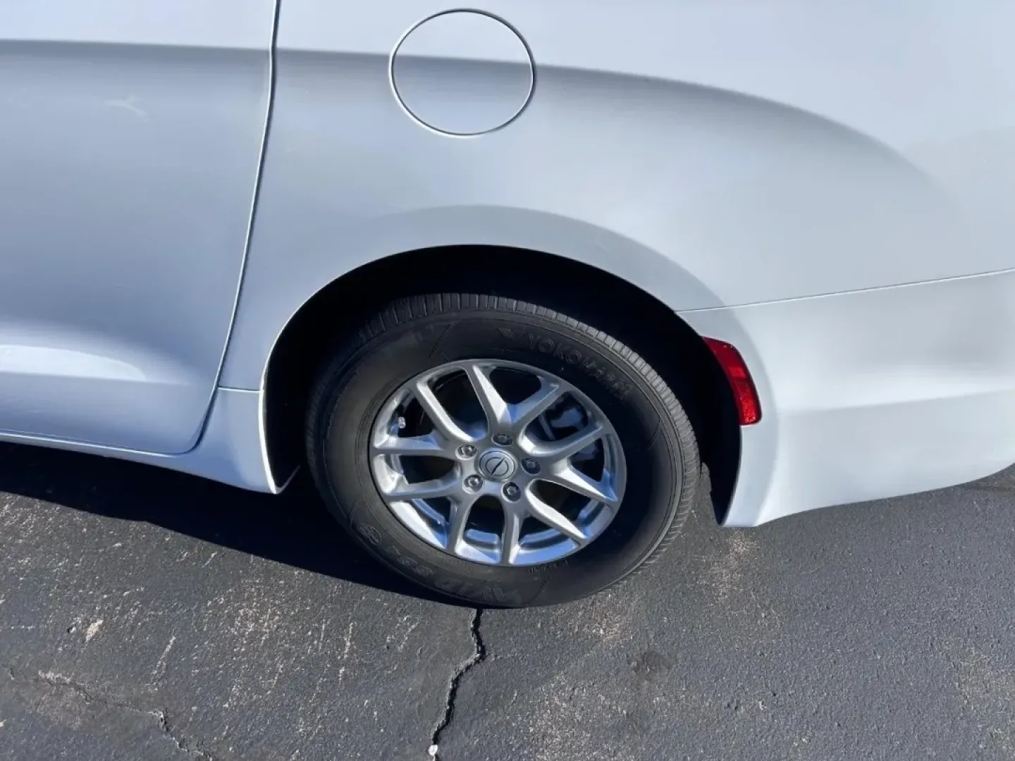 2026 /Black Leather Chrysler Pacifica Select (2C4RC1BG2TR) with an 3.6L V6 24V VVT UPG I engine, Automatic transmission, located at 970 Woodlawn Dr., Farmington, MO, 63640, (573) 431-7800, 37.825642, -90.468674 - Discover the perfect family vehicle with the 2026 Chrysler Pacifica Select, available now at Pettus CDJR Farmington! Imagine embarking on weekend adventures or school runs in a spacious, reliable minivan designed for comfort and convenience. The Pacifica is not just any vehicle; it's a lifestyle upg - Photo#6