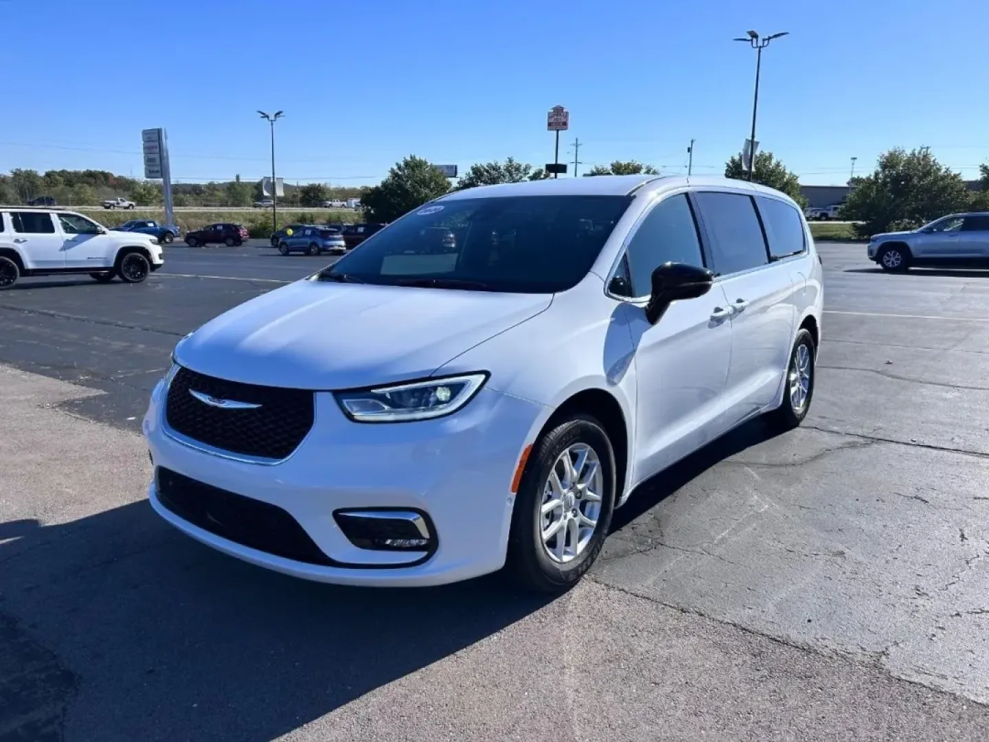 2026 /Black Leather Chrysler Pacifica Select (2C4RC1BG2TR) with an 3.6L V6 24V VVT UPG I engine, Automatic transmission, located at 970 Woodlawn Dr., Farmington, MO, 63640, (573) 431-7800, 37.825642, -90.468674 - Discover the perfect family vehicle with the 2026 Chrysler Pacifica Select, available now at Pettus CDJR Farmington! Imagine embarking on weekend adventures or school runs in a spacious, reliable minivan designed for comfort and convenience. The Pacifica is not just any vehicle; it's a lifestyle upg - Photo#7