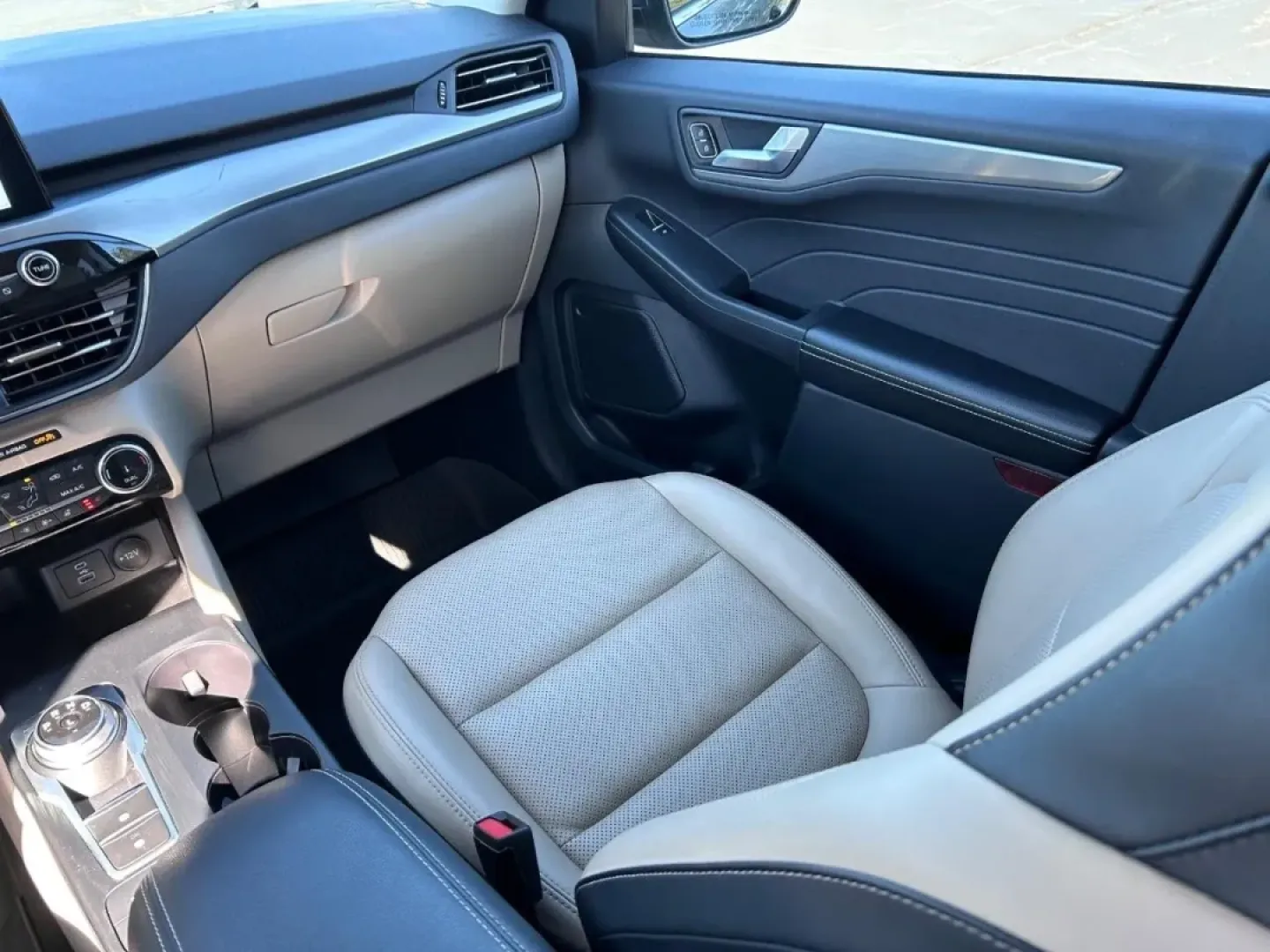 2022 /Sandstone Leather Ford Escape Titanium (1FMCU9DZ1NU) with an 2.5L iVCT Atkinson Cycle I-4 Hybrid engine, Automatic transmission, located at 970 Woodlawn Dr., Farmington, MO, 63640, (573) 431-7800, 37.825642, -90.468674 - ### Discover Adventure with the 2022 Ford Escape Titanium Hybrid at Pettus CDJR Farmington!<br /> <br /> Are you ready to elevate your driving experience? Imagine weekend road trips with family, scenic drives to nearby attractions, or even your daily commute transformed into a pleasure rather than a - Photo#17