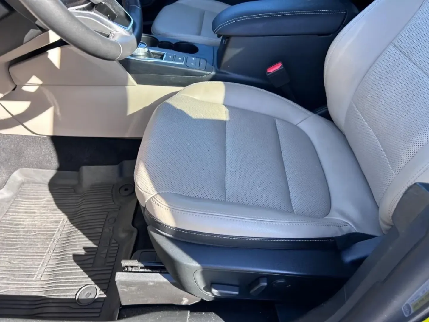 2022 /Sandstone Leather Ford Escape Titanium (1FMCU9DZ1NU) with an 2.5L iVCT Atkinson Cycle I-4 Hybrid engine, Automatic transmission, located at 970 Woodlawn Dr., Farmington, MO, 63640, (573) 431-7800, 37.825642, -90.468674 - ### Discover Adventure with the 2022 Ford Escape Titanium Hybrid at Pettus CDJR Farmington!<br /> <br /> Are you ready to elevate your driving experience? Imagine weekend road trips with family, scenic drives to nearby attractions, or even your daily commute transformed into a pleasure rather than a - Photo#20