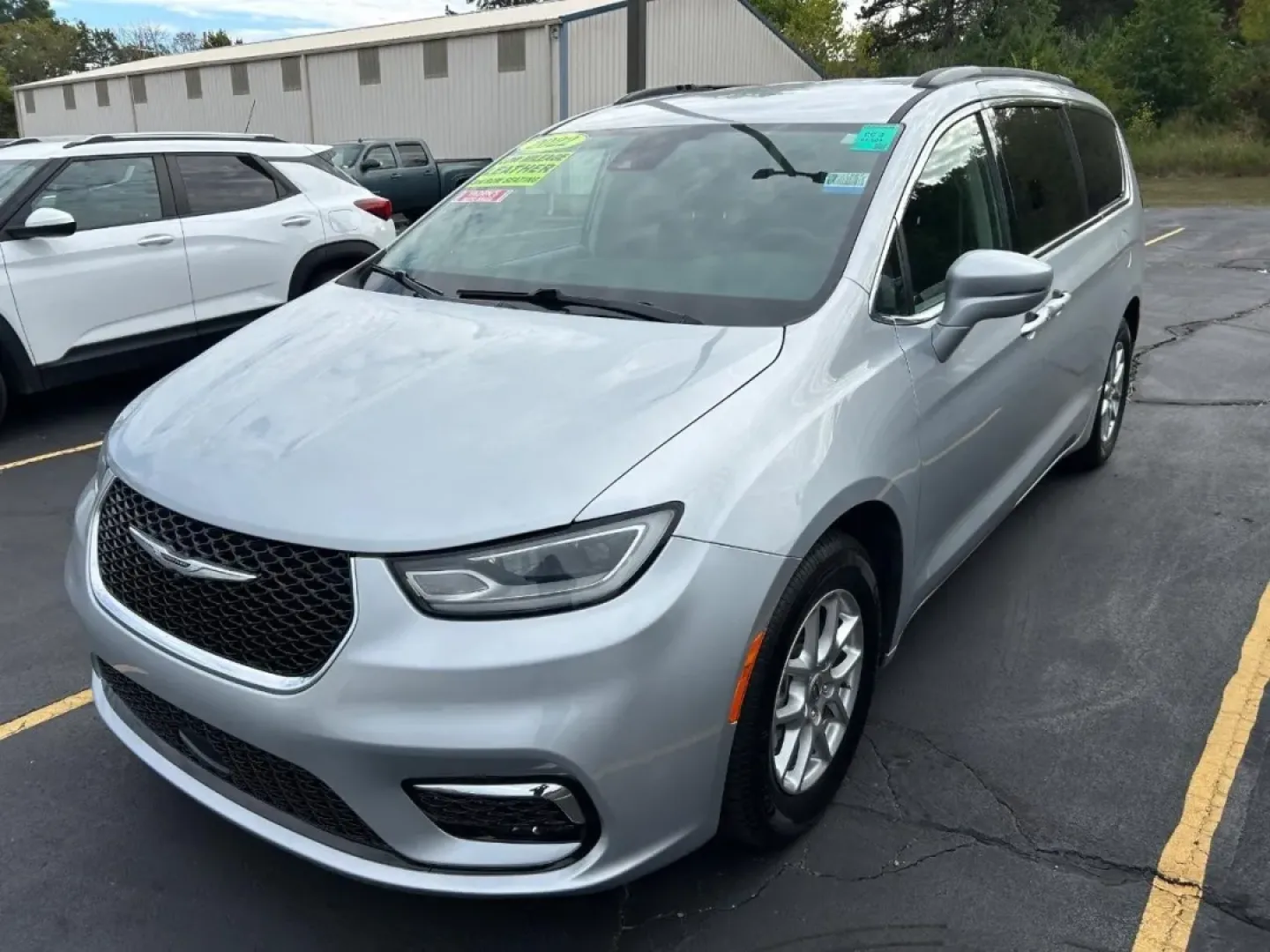 2022 /Black Leather Chrysler Pacifica Touring L (2C4RC1BG7NR) with an 3.6L V6 24V VVT UPG I engine, Automatic transmission, located at 970 Woodlawn Dr., Farmington, MO, 63640, (573) 431-7800, 37.825642, -90.468674 - **Explore the Open Road with the 2022 Chrysler Pacifica: Your Family's Next Adventure Awaits!**<br /> <br /> Are you searching for a spacious, comfortable vehicle to accommodate your growing family or enhance your weekend getaways? Look no further than the 2022 Chrysler Pacifica Touring L, available - Photo#2