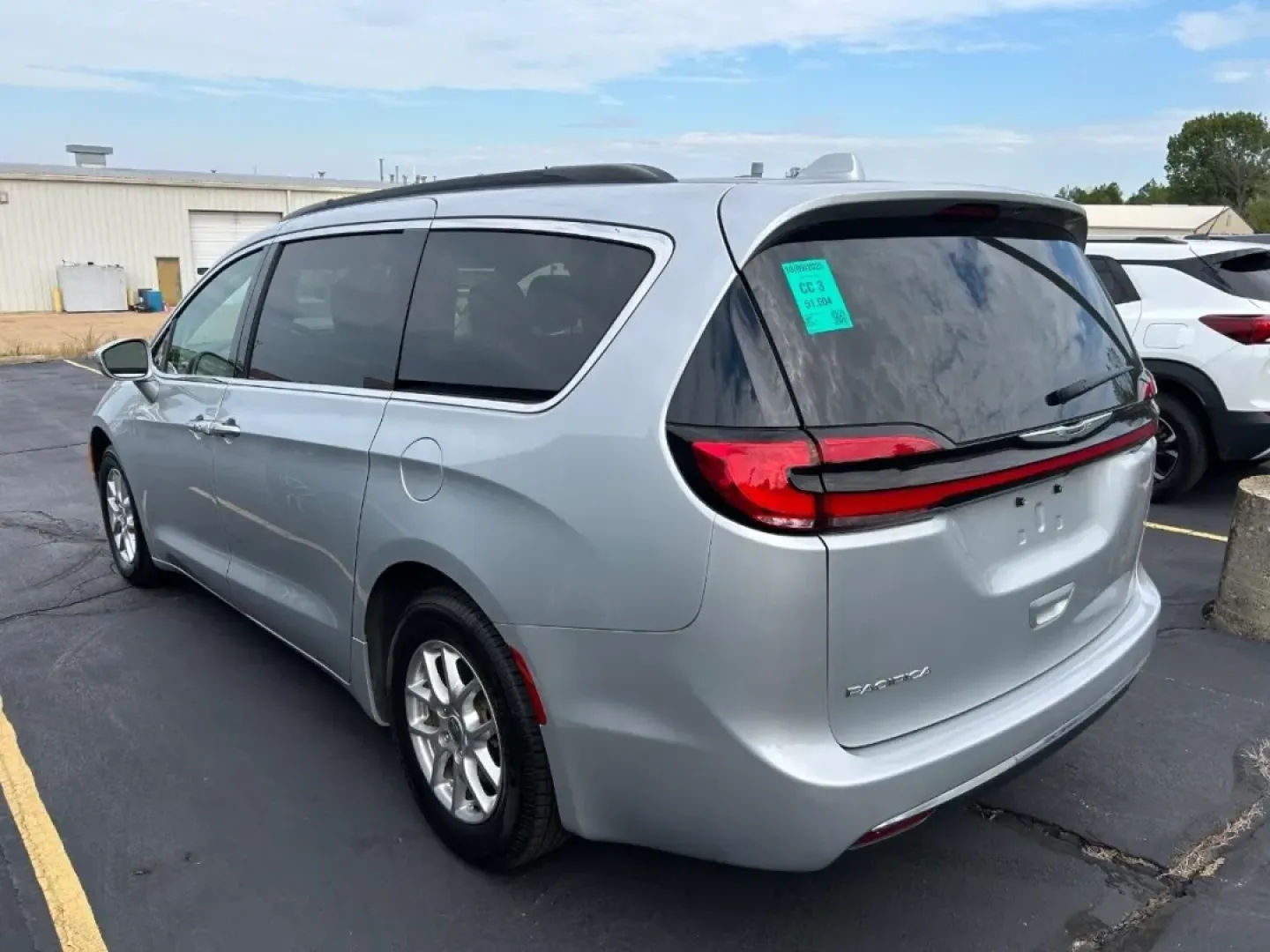2022 /Black Leather Chrysler Pacifica Touring L (2C4RC1BG7NR) with an 3.6L V6 24V VVT UPG I engine, Automatic transmission, located at 970 Woodlawn Dr., Farmington, MO, 63640, (573) 431-7800, 37.825642, -90.468674 - **Explore the Open Road with the 2022 Chrysler Pacifica: Your Family's Next Adventure Awaits!**<br /> <br /> Are you searching for a spacious, comfortable vehicle to accommodate your growing family or enhance your weekend getaways? Look no further than the 2022 Chrysler Pacifica Touring L, available - Photo#3