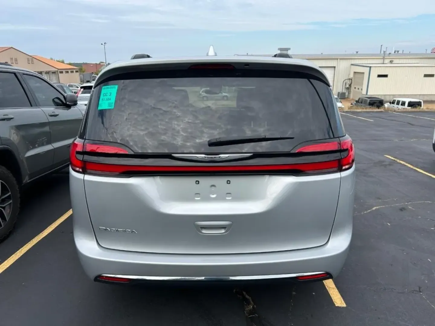 2022 /Black Leather Chrysler Pacifica Touring L (2C4RC1BG7NR) with an 3.6L V6 24V VVT UPG I engine, Automatic transmission, located at 970 Woodlawn Dr., Farmington, MO, 63640, (573) 431-7800, 37.825642, -90.468674 - **Explore the Open Road with the 2022 Chrysler Pacifica: Your Family's Next Adventure Awaits!**<br /> <br /> Are you searching for a spacious, comfortable vehicle to accommodate your growing family or enhance your weekend getaways? Look no further than the 2022 Chrysler Pacifica Touring L, available - Photo#4