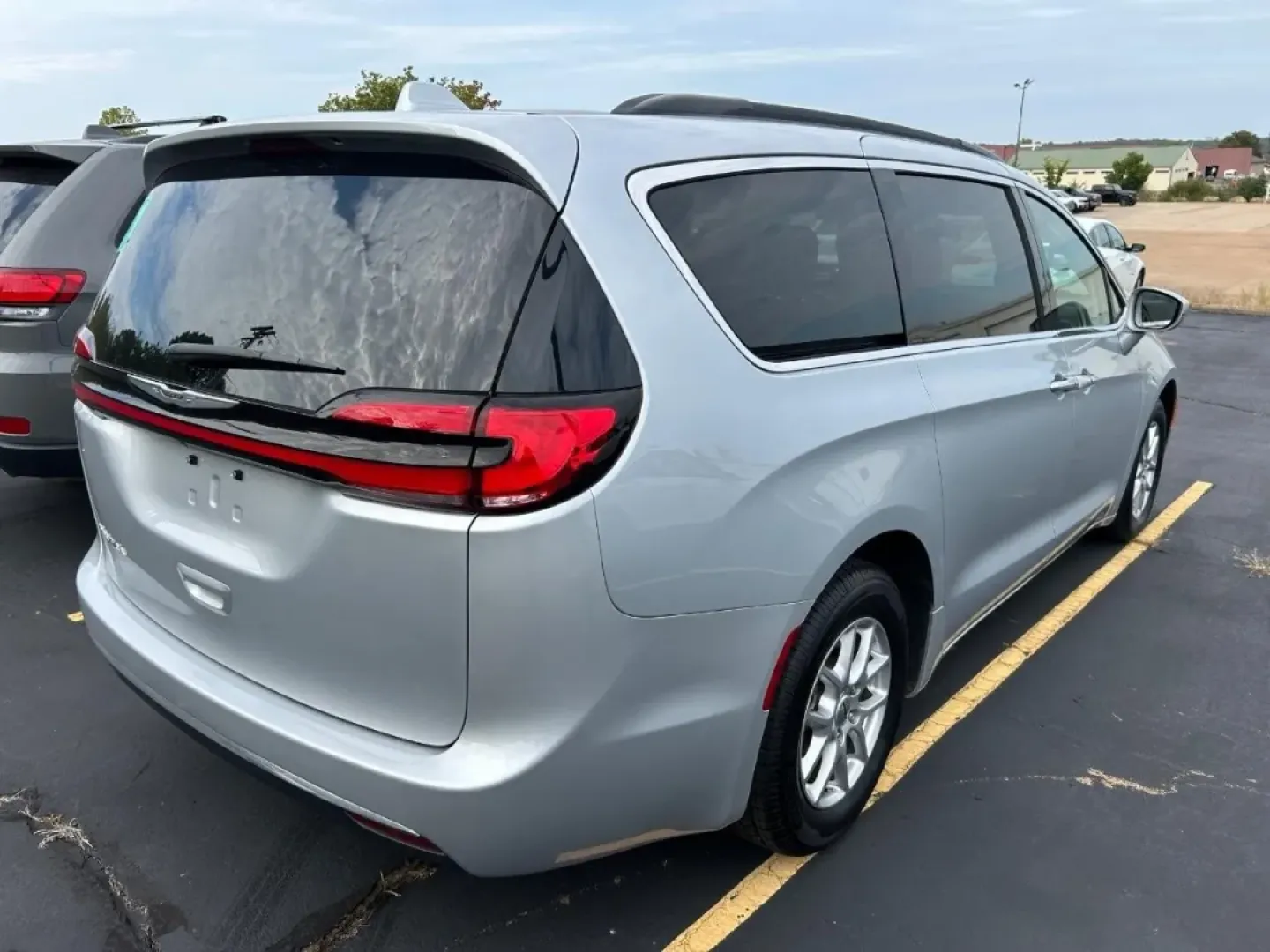 2022 /Black Leather Chrysler Pacifica Touring L (2C4RC1BG7NR) with an 3.6L V6 24V VVT UPG I engine, Automatic transmission, located at 970 Woodlawn Dr., Farmington, MO, 63640, (573) 431-7800, 37.825642, -90.468674 - **Explore the Open Road with the 2022 Chrysler Pacifica: Your Family's Next Adventure Awaits!**<br /> <br /> Are you searching for a spacious, comfortable vehicle to accommodate your growing family or enhance your weekend getaways? Look no further than the 2022 Chrysler Pacifica Touring L, available - Photo#5