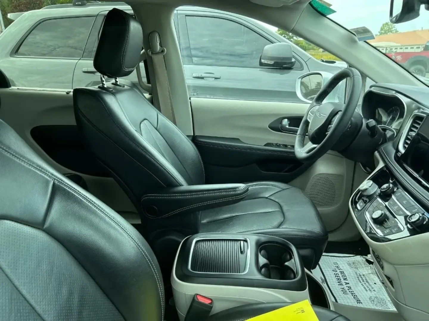 2022 /Black Leather Chrysler Pacifica Touring L (2C4RC1BG7NR) with an 3.6L V6 24V VVT UPG I engine, Automatic transmission, located at 970 Woodlawn Dr., Farmington, MO, 63640, (573) 431-7800, 37.825642, -90.468674 - **Explore the Open Road with the 2022 Chrysler Pacifica: Your Family's Next Adventure Awaits!**<br /> <br /> Are you searching for a spacious, comfortable vehicle to accommodate your growing family or enhance your weekend getaways? Look no further than the 2022 Chrysler Pacifica Touring L, available - Photo#6