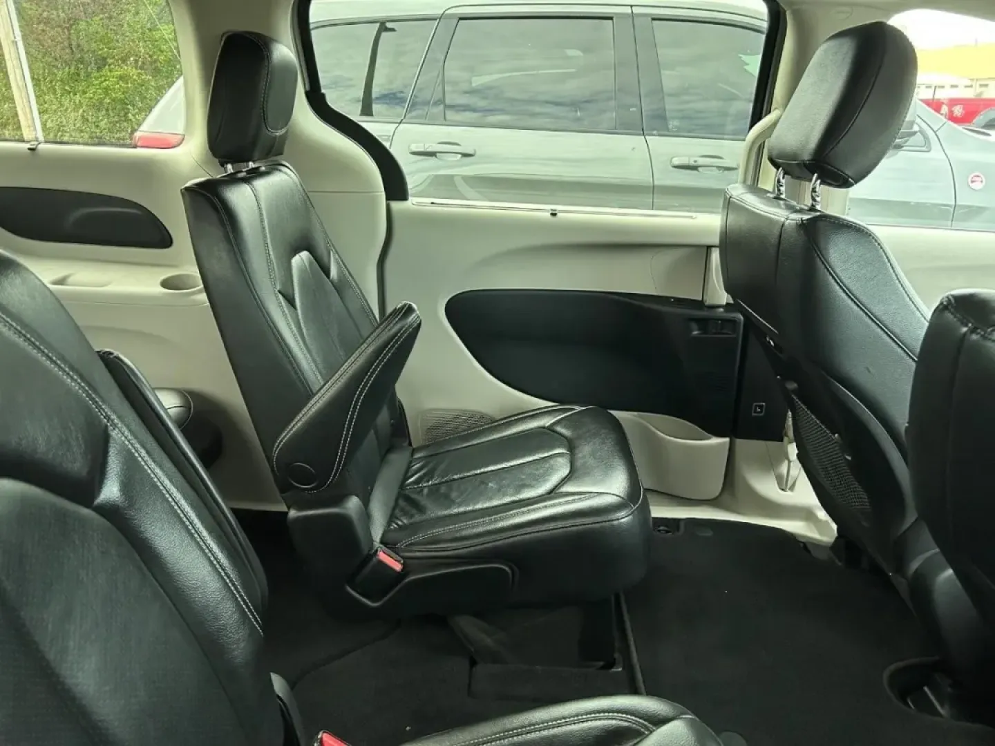 2022 /Black Leather Chrysler Pacifica Touring L (2C4RC1BG7NR) with an 3.6L V6 24V VVT UPG I engine, Automatic transmission, located at 970 Woodlawn Dr., Farmington, MO, 63640, (573) 431-7800, 37.825642, -90.468674 - **Explore the Open Road with the 2022 Chrysler Pacifica: Your Family's Next Adventure Awaits!**<br /> <br /> Are you searching for a spacious, comfortable vehicle to accommodate your growing family or enhance your weekend getaways? Look no further than the 2022 Chrysler Pacifica Touring L, available - Photo#7